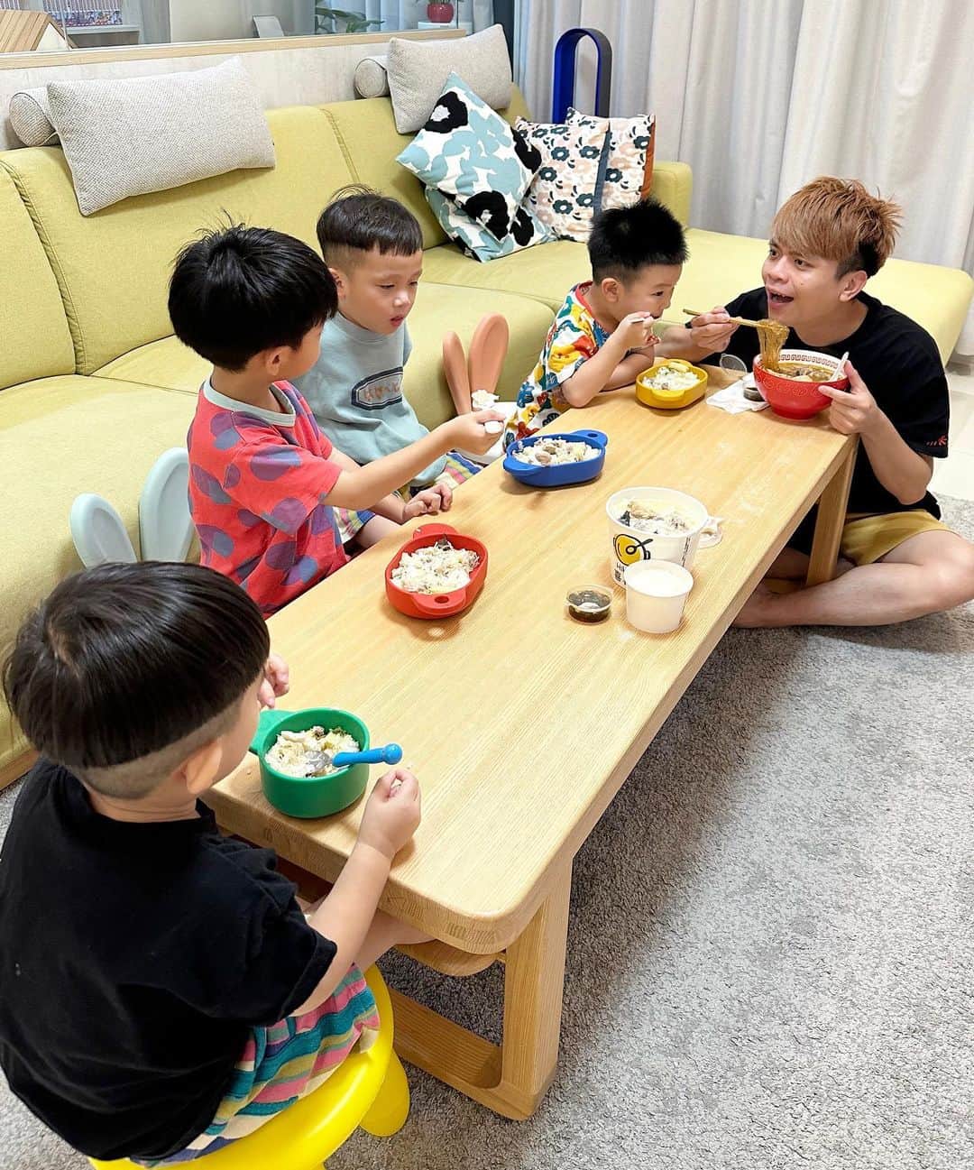 蔡阿嘎さんのインスタグラム写真 - (蔡阿嘎Instagram)「這些公子的食量越來越大了！都是正常大人一餐的份量，嘎哥每個月的伙食費快被吃垮啦～😆😆😆」8月21日 22時19分 - yga0721