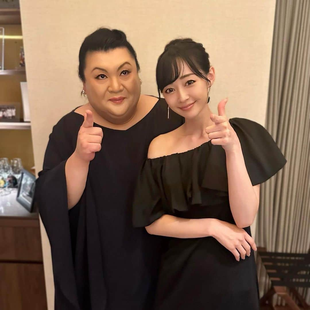 林紗久羅さんのインスタグラム写真 - (林紗久羅Instagram)「. . . . マツコデラックスさんにお会いできる 貴重な機会をいただきました✨ . マツコ会議に3回に渡り出演させて頂きましたが お会いしたことは無かったので 直接お礼を伝えられたことがとても嬉しかったです✨ . マツコさんの真似をして黒いドレスと アップスタイルにしたのはここだけのお話🤫 . 楽しい時間をありがとうございました✨ 幸せです！ . . . お写真掲載許可頂いております🌸 #マツコデラックス さん #マツコ会議 #レースクイーン #racequeen #dstation #ワンショルダー #ワンショルダーワンピース #ワンショルダードレス #アップスタイル #アップスタイルアレンジ #デコルテケア #ワンショルドレス」8月21日 22時22分 - sa1210ku