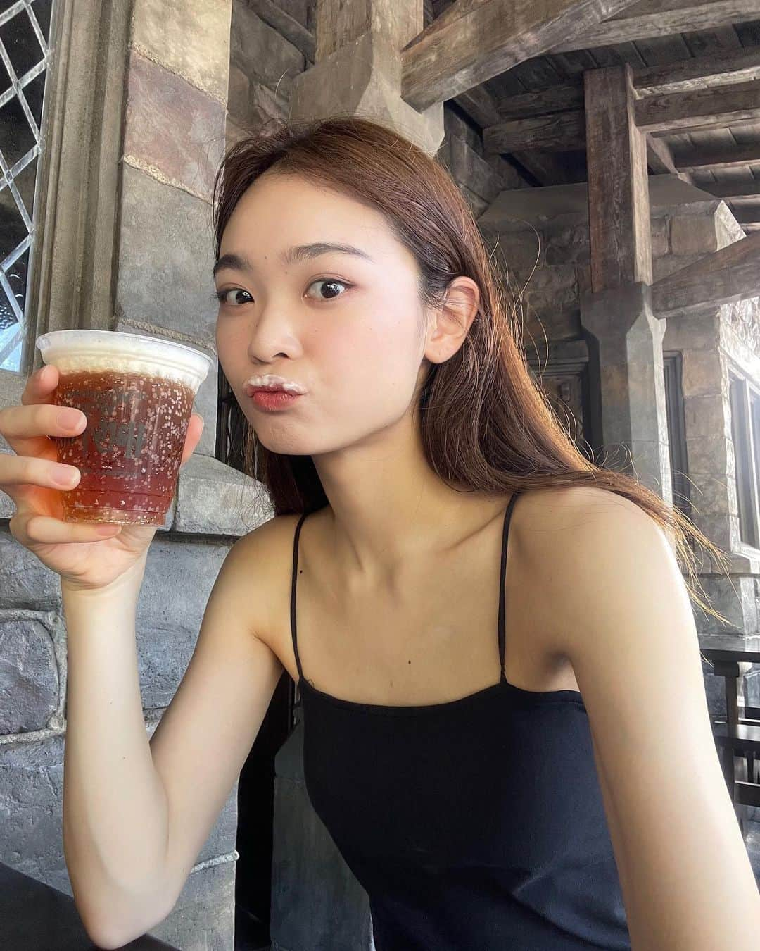 原花奈妃さんのインスタグラム写真 - (原花奈妃Instagram)「初ユニバ&初大阪！ バタービール美味しかった🍺 ２杯目飲もうと思ったけど、アトラクションに夢中で忘れちゃった😯  フライングダイナソー、最初はビビってたのに、ハマって3回も乗った〜 荷物全部預けたり、検査したり、なんか凄いな…って思ってたら、 直前に🦖こんな感じの体勢になるの知って、本気で途中退室しようと思ったけど！笑  私はアトラクション沢山乗りたい派👀 次はハリドリ乗ってみたいな〜  帰りはしっかりたこ焼き食べ、てりくろーおじさんをGETして帰宅した🐙  #ユニバ #USJ #大阪  #大阪観光  #バタービール #ユニバコーデ  #universalstudiosjapan」8月21日 22時23分 - hanaki__h