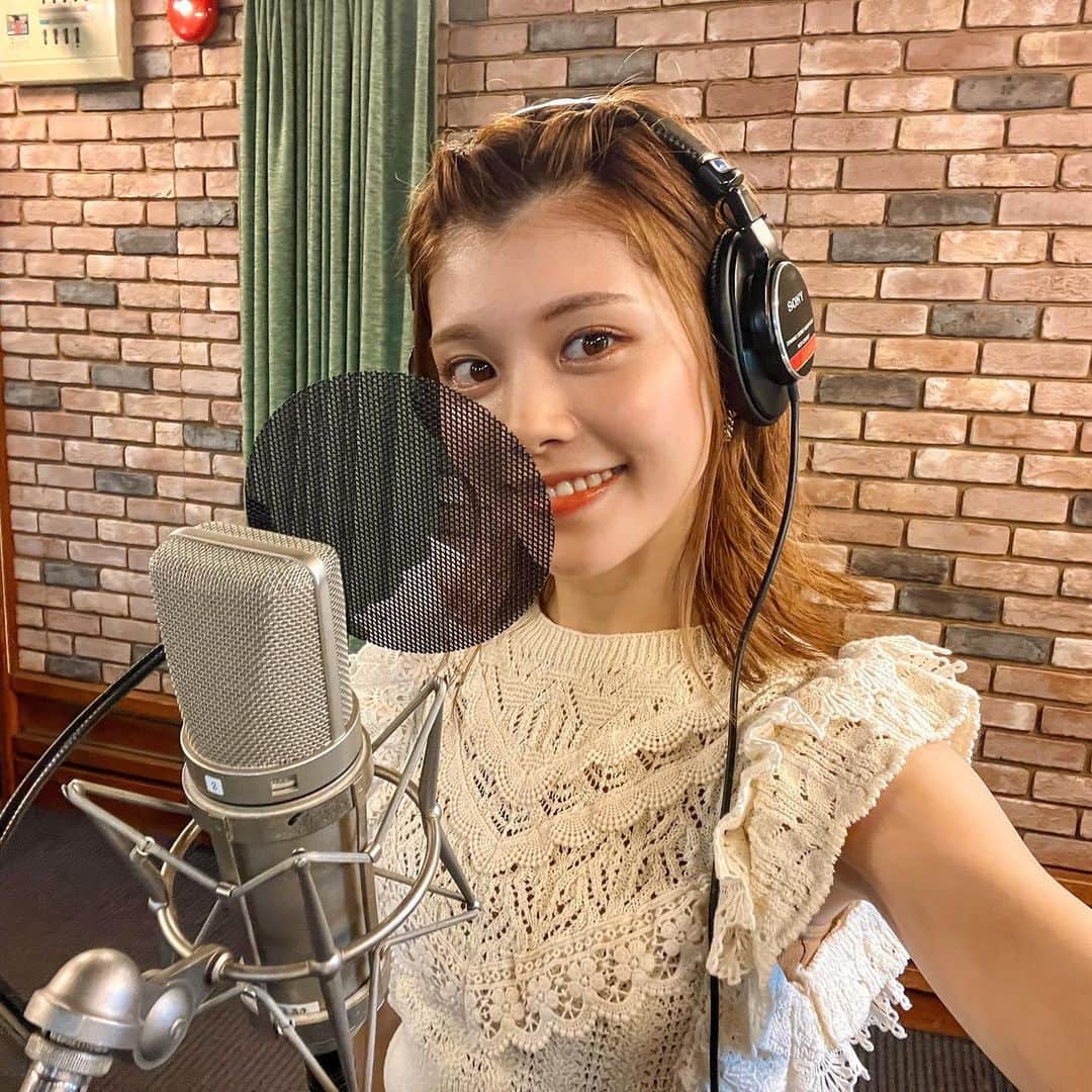 池田真子のインスタグラム：「子どもたちとレコーディングを🎵 ． 普段は元気いっぱいな子たちも、 本番になると切り替えと集中力の高さがすごい！！ ． 何事も挑戦できること自体が素敵だし、 改めて子どもたちが成長する姿をみて感動🥺✨ ． 最初は緊張で泣きながらも リベンジして最後までやり切った子も強いし、 こういう経験が今後の成長や自信にもつながるよね🌼 ． 何よりみんな楽しそうですごいパワーだった！！ ． ． ママライフチャンネルの公開をお楽しみに💕 ． ． @mamalife_official  ． ． ． ． ． ． ． #レコーディング #子どもの成長  #ママライフチャンネル #お楽しみに」