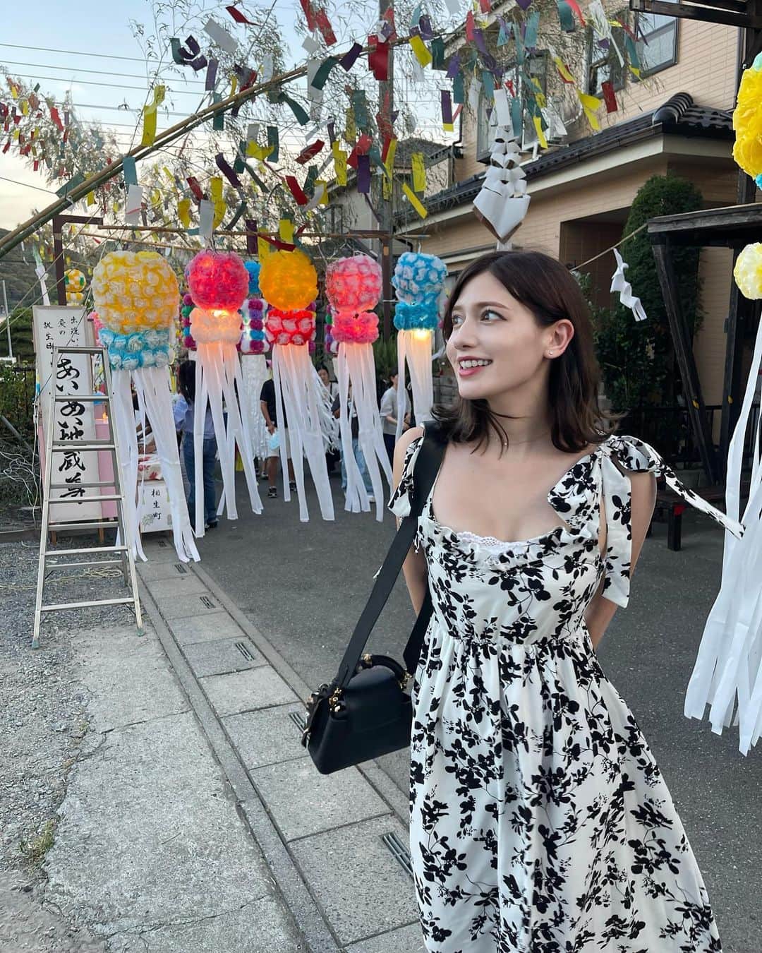 アシュリー千帆のインスタグラム：「.  小川七夕祭り🎋🌟  「和紙の町」だけに、くす玉、吹き出し、添え人形、短冊など和紙がふんだんに使われた飾りが特徴的✨  自分で和紙でうちわ作れるコーナーもあった！  いろんな飾りと、屋台と、 花火が毎年とっても楽しみで だけどコロナ禍になってからまだ今年もお祭りは復活したけど規模は復活してませんでした🥲  でも私にとってはみんなが集まるこの日は毎年楽しくて仕方がない☺️  またいつの日か！！ 楽しみ🫶🌟  大人になってからはお祭りでビールも飲みたいけど小川の日本酒を屋台で買って飲めるので違う楽しみもあります😎🍶💓  .」