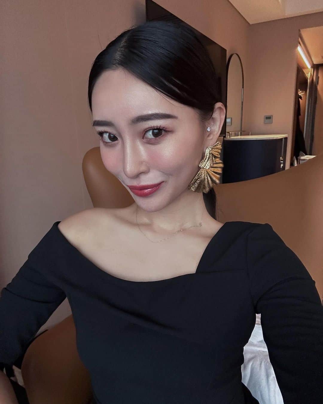 山本梓衣菜のインスタグラム：「..  👰🏻‍♀️💍🤍  このホテル可愛かった。 プールが絶対に可愛いからお天気の良い時にまた泊まりたいよ😗💞 (私が行った時台風🌀🥱)  #🤍」