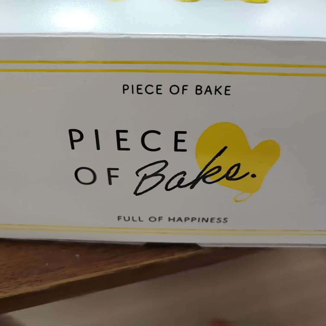 烏川耕一のインスタグラム：「今日のおやつ🥯  お店の前通って、あっ、これ絶対美味しいやろなと思って衝動買い！  ビンゴ‼️  めちゃくちゃ美味いがな😍  これはすぐにりぴしよう！  ドーナツ撮り忘れた😂  #烏川耕一　#よしもと新喜劇　#ひょっとこ　#おやつ　#生ドーナツ　#PEACEOFBAKES」