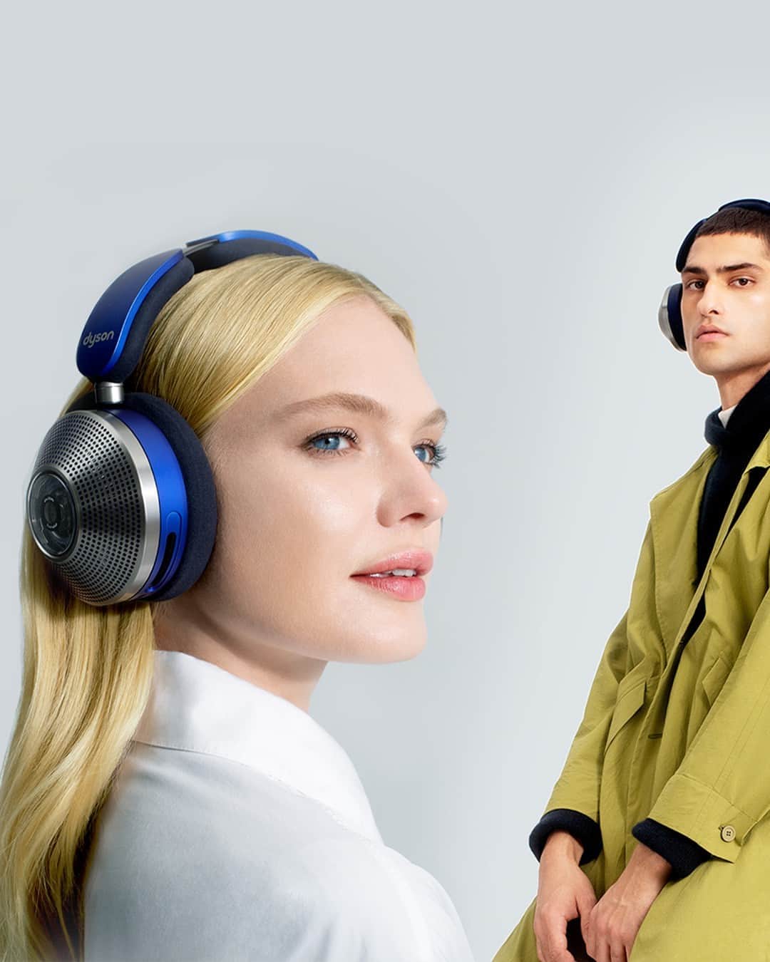 Dysonのインスタグラム：「Ear bliss. 👂  Engineered with micro-suede cushioning, the Dyson Zone™ is ergonomically and geometrically designed to seal in sound and seal out noise. For comfortable immersive listening.  #dysonzone #dysonheadphones #pureaudio #dysontechnology」