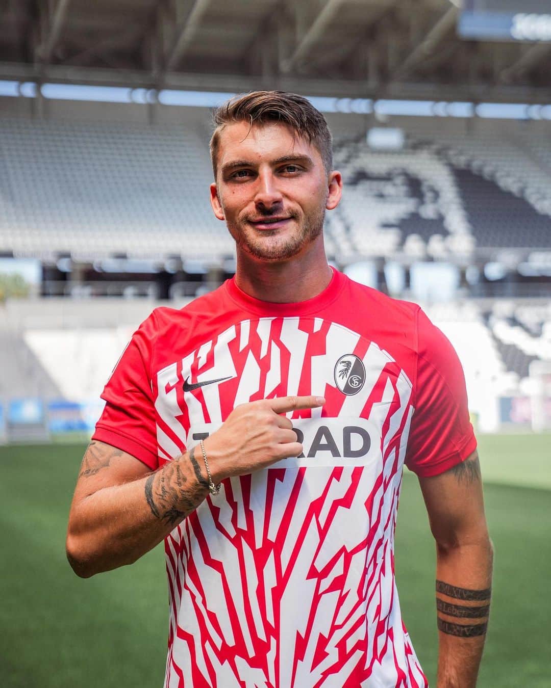 マクシミリアン・フィリップのインスタグラム：「Willkommen zurück, Milli! 🤍❤️  @mphilipp10 wechselt aus Wolfsburg zurück zum #SCF!  #scfreiburg #bundesliga」