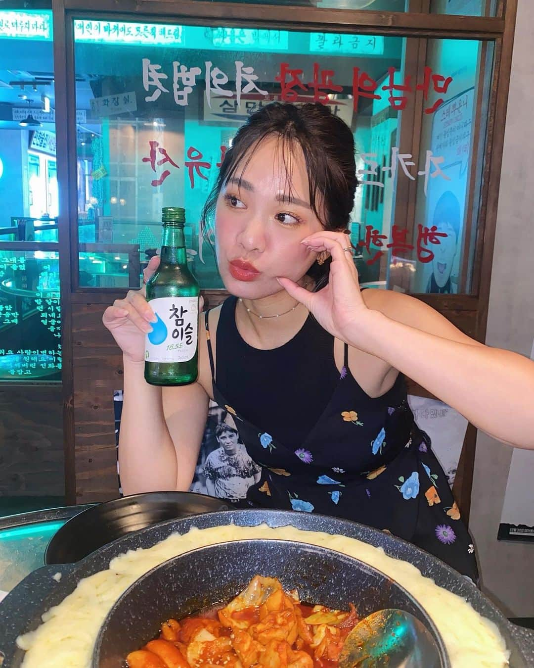 藤森マリナさんのインスタグラム写真 - (藤森マリナInstagram)「道頓堀で韓国料理🇰🇷🥢❤️ @imchangjung_sojuhanjan   ㅤㅤグリコサインからすぐで超便利✨ 韓国にも60店舗も展開していて あの大きな瓶の看板が目印の#ソジュハンザン ここは道頓堀川沿いで 店内は本当に韓国に来たようで ご飯も美味しい😋 大好きなチュモッパもキンパもある❤️  ㅤㅤ難波エリアで韓国料理お探しのときは 是非ここへ行ってみてね！ アクセスもコスパもよしでおすすめ👍🏻✨ まみ&まおちん誕生日プレゼント🎁 ありがとうぅ☺️🙏🏻🩷 ㅤㅤ  ㅤㅤ  #大阪韓国料理 #心斎橋居酒屋#大阪居酒屋#心斎橋グルメ#ミナミグルメ#도톤보리#도톤보리맛집#大阪韓国料理店#난바맛집#道頓堀グルメ#道頓堀#なんばグルメ#難波グルメ#난바#難波ディナー#오사카맛집 #韓国料理屋#チーズダッカルビ#チュモッパ」8月21日 22時31分 - maaarina0806