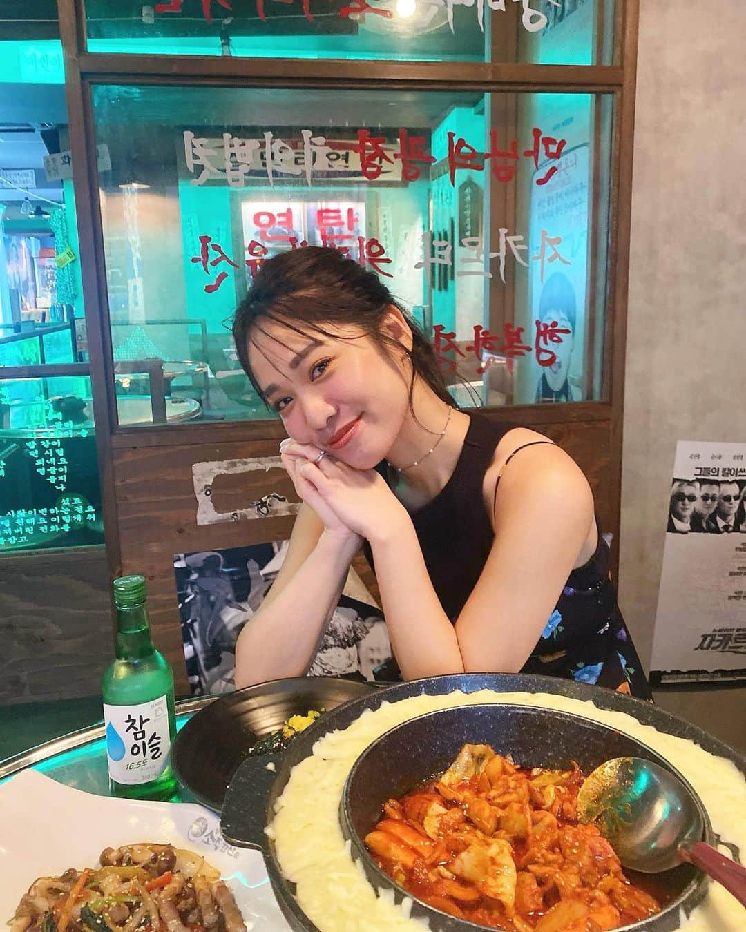 藤森マリナさんのインスタグラム写真 - (藤森マリナInstagram)「道頓堀で韓国料理🇰🇷🥢❤️ @imchangjung_sojuhanjan   ㅤㅤグリコサインからすぐで超便利✨ 韓国にも60店舗も展開していて あの大きな瓶の看板が目印の#ソジュハンザン ここは道頓堀川沿いで 店内は本当に韓国に来たようで ご飯も美味しい😋 大好きなチュモッパもキンパもある❤️  ㅤㅤ難波エリアで韓国料理お探しのときは 是非ここへ行ってみてね！ アクセスもコスパもよしでおすすめ👍🏻✨ まみ&まおちん誕生日プレゼント🎁 ありがとうぅ☺️🙏🏻🩷 ㅤㅤ  ㅤㅤ  #大阪韓国料理 #心斎橋居酒屋#大阪居酒屋#心斎橋グルメ#ミナミグルメ#도톤보리#도톤보리맛집#大阪韓国料理店#난바맛집#道頓堀グルメ#道頓堀#なんばグルメ#難波グルメ#난바#難波ディナー#오사카맛집 #韓国料理屋#チーズダッカルビ#チュモッパ」8月21日 22時31分 - maaarina0806