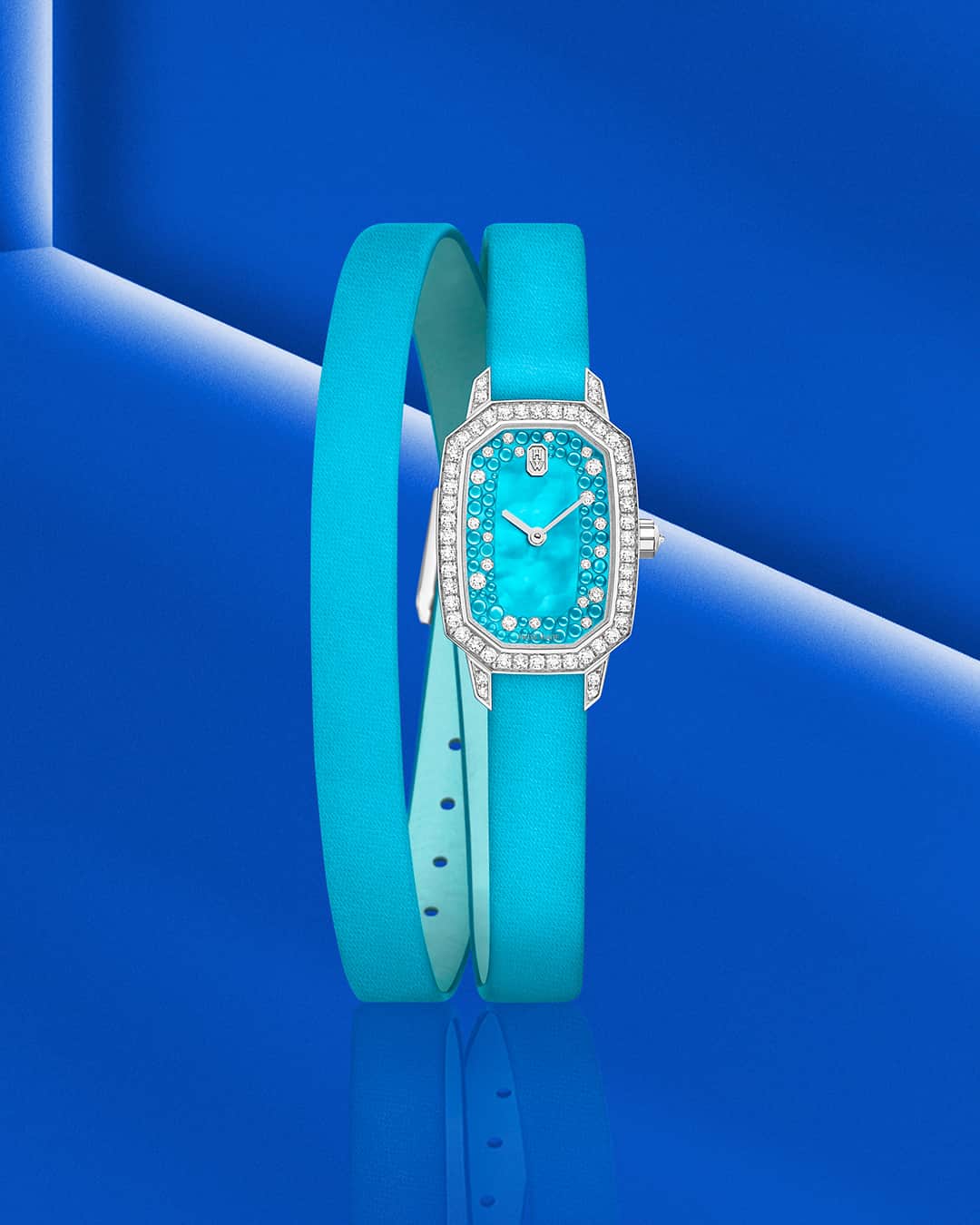 ハリー・ウィンストンのインスタグラム：「Accessorize your wrist with this vibrantly hued Harry Winston Emerald timepiece – link in bio. #HWEmerald #HarryWinston」