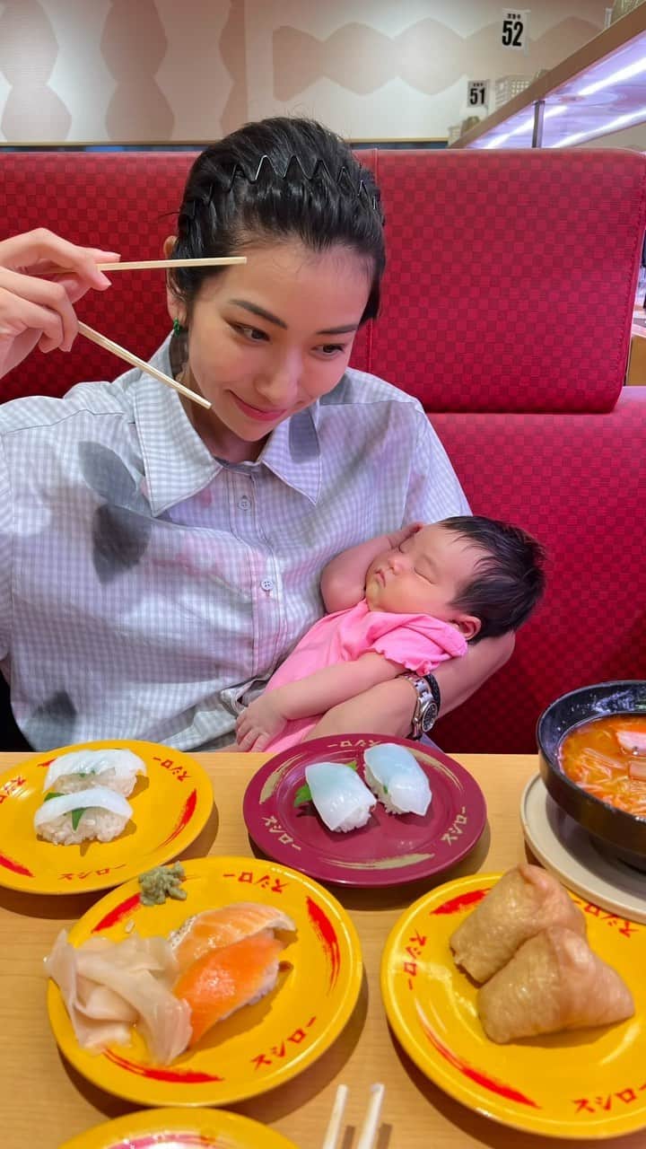 古賀あかねのインスタグラム：「初めての長時間のお出かけ🚗💭 スシローデビュー🍣w   #赤ちゃん #あかちゃんのいる生活 #0歳 #女の子ママ #女の子ベビー #ベビー #ベビー用品 #べびすたぐらむ #生後1ヶ月 #スシローを救いたい  #baby #babygirl」
