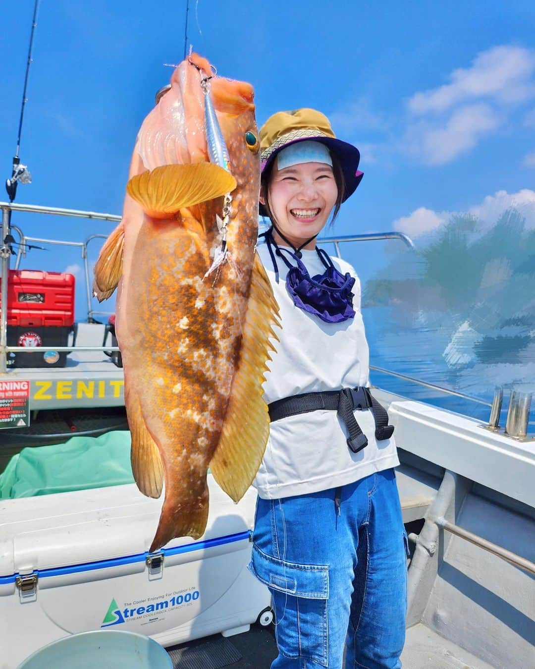 平地真菜のインスタグラム：「いや〜暑かった！！！ 真夏でも風が吹けば耐えられる海 きのうは凪で 体に堪える暑さでした_(:3 」∠)_  朝イチでアラカブが釣れたのち反応が全然なくて「もしや持ってきたクーラーボックス（40ℓくらい）にアラカブ1匹！？」と焦りました。  それはそれで面白いけど😂  せっかくなら満足いくくらい魚が食べたい！  ジグを変えた途端 釣れるようになりました！！！  結果 ハガツオ×2 タイ×2 キジハタ ゴマサバ マサバ お椀サイズのアラカブ×2  まさに五目釣り🎣  前回はあっという間に終わったので、リベンジ釣行だった今回。  超高速ただ巻きや高速しゃくり、ゆっくり大きくしゃくるなど様々なパターンを試したから釣れた？のかも？ いや、たまたまだろうなあ  次は10月！！！ 釣れない時も諦めずに色んなパターンを探ってみます✨  いただきまーす🤤  🛥▶︎ @kaion_kayaki   #釣り #釣り好き  #釣り女子 #オフショア #釣果 #ハガツオ #鯛 #キジハタ #スーパーライトジギング #fishing🎣 #slj #risejig #shimanofishing」