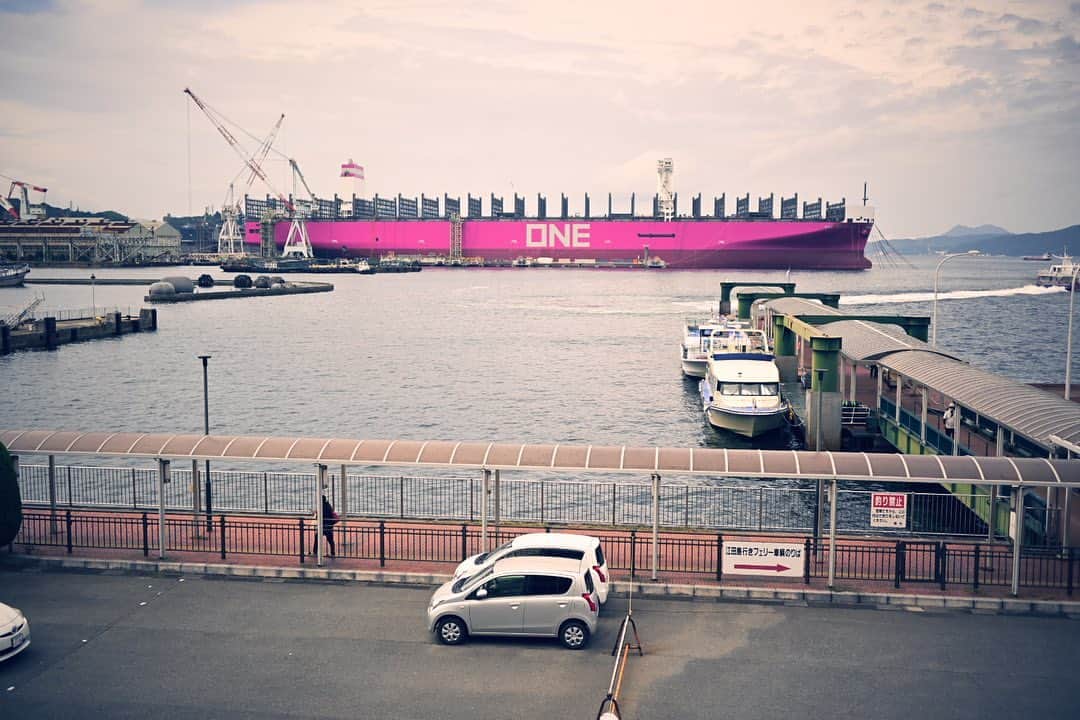 佐藤東弥さんのインスタグラム写真 - (佐藤東弥Instagram)「ピンクの船が気になる 世界最大級のコンテ船らしい 収容できるドッグが無くて海上で艤装を進めてるのかな？」8月21日 22時42分 - touyasato