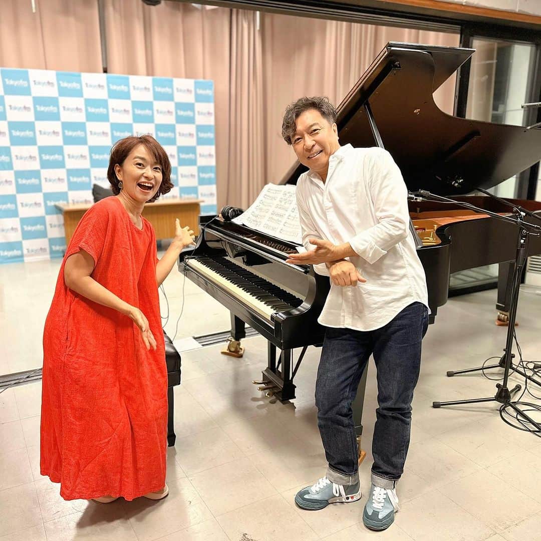 住吉美紀のインスタグラム：「「#BlueOcean 癒しの生演奏ウィーク🍀」スタート。初日の今日は、ジャズピアニスト・作曲家の #小曽根真 さん @ozonemakoto 。朝から小曽根さんの生演奏が聴けるなんて、うれしすぎる（涙）  ヘンリーマンシーニの「Sometimes」 まだ出来立ての小曽根さんの新曲「Origin of the Stars」  小曽根さんによると #TOKYOFM のイリス・スタジオにあるスタインウェイが 実はなかなかないくらい、音の良いピアノだそうで、 すごく楽しみながら弾いてくださっているのが伝わってくる 一音一音が、贅沢に染み渡る生演奏だった。  小曽根さんは、御人もピアノの音色も 力強さと温かさと明るさが詰まった 強い陽のエネルギーにいつも満ちている。 人としてたいへん尊敬する、大好きな方！ 改めて、小曽根さんのエネルギーを時代が必要としている、と感じた。  明日からはアメリカで、新しいトリオのレコーディングと #アビシャイコーエン との公演もあるそう。 その前日お忙しい中、 小曽根さん、 朝から心のこもった生演奏ありがとうございました！  10月には日本で #アビシャイコーエン との公演も。 こちらめちゃ楽しみ。 #avishaicohen   ☑️今日の生演奏は、来週の月曜日まで #radiko のタイムフリーでお聴きいただけます。 癒しや温かいパワーが必要な方は、是非🍀」