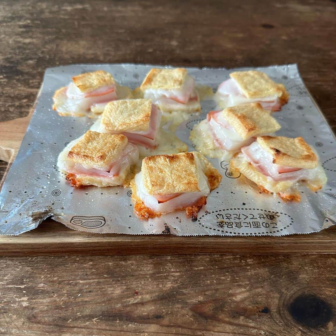のインスタグラム：「餅ハムチーズで油揚げ焼きサンドイッチ Toasted Aburaage sandwiches with Mochi, ham and cheese #yummy #homemade #healthy #sandwich #toast #aburaage #mochi #cheese #おいしい #サンドイッチ #トースト #油揚げ #餅 #チーズ #マカロニメイト #フーディーテーブル #手作り  下から→油揚げ、チーズ、ハム、お餅、ハム、チーズ、油揚げ(重ねたら圧縮) アルミホイルをかぶせ魚焼きグリルorオーブントースターで焼く 食べる時にぽん酢orめんつゆなど Aburaage, cheese, ham, Mochi, ham, cheese, Aburaage(press and toast) And Ponzu or Mentsuyu sauce…」