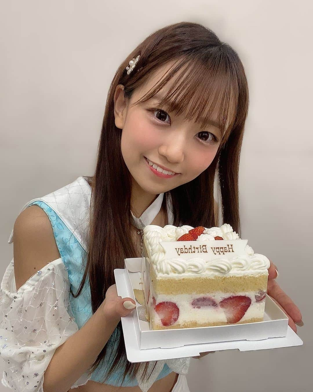 宮脇彩花のインスタグラム：「♡  お誕生日お祝いしていただいた時の＾＾  いちごのケーキ美味しかった🎂🤍  #地下アイドル #ショートケーキ🍰 #対バンライブ #アイドルヘアアレンジ #いちごのケーキ #tgg #バニクル #bunnylacrew」