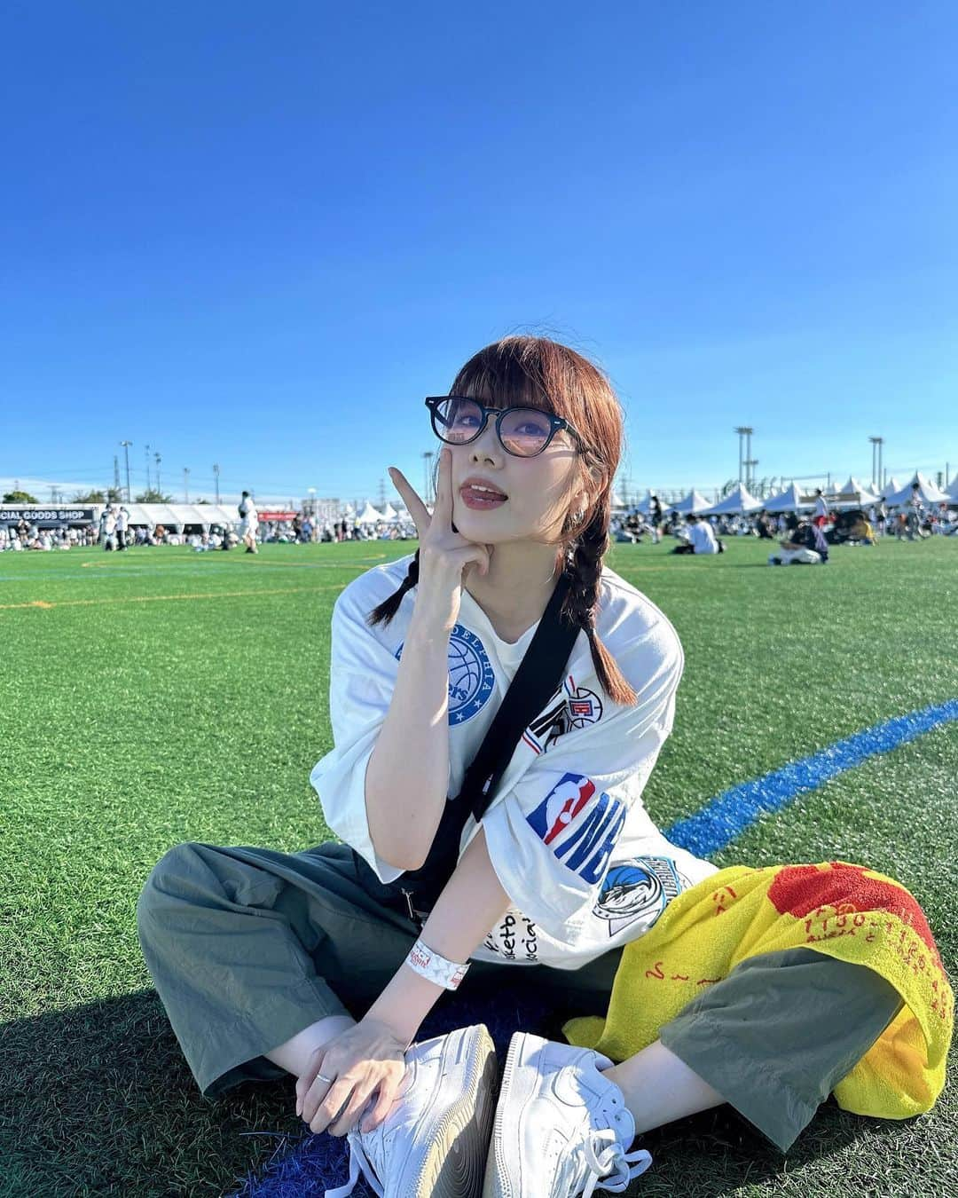 MOMOKAさんのインスタグラム写真 - (MOMOKAInstagram)「☀️❤️💛♨️  ほんといまの暑さって自然のサウナみたいなところあるよね？？？笑  楽しそうな私の続きをシェアしておきます🫶うま〜く加工しようと思ったけど出来んかったからノーマルのまま投下！！！！笑  メガネブームきてる。集めたい👓  #rockinjapan2023」8月21日 22時51分 - momoka_jewel