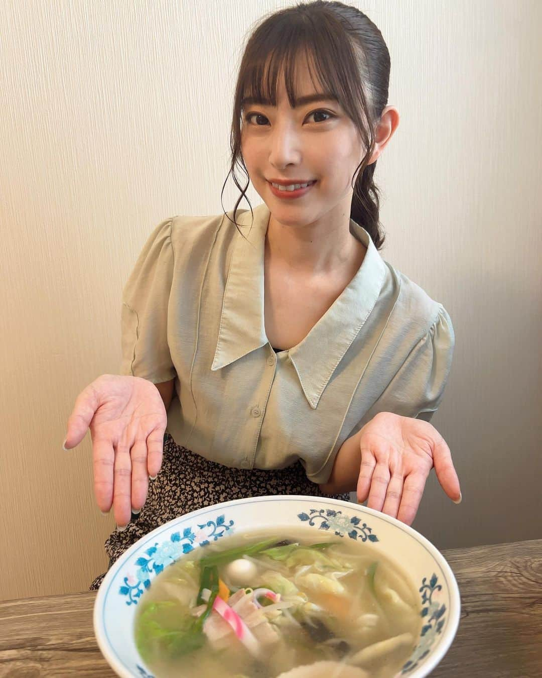 藤井香愛のインスタグラム：「密かにラーメンにハマり、色々食べ歩きしていたら最近ちょっと太ってしまったのでラーメン我慢してたんですが、石岡健康センターにきたらやっぱりいつもの野菜たっぷりタンメン🥬ということで久しぶりに食べました😆  美味しかったです〜❤️  みんなは何ラーメンが好き？私は… んー悩む…🤣時間ください！！（笑）  #石岡健康センター　#タンメン #野菜たっぷり　#ラーメン　#ランチ #ダイエット　#歌謡ショー #藤井香愛　#夢告鳥　#徳間ジャパン　#歌謡曲」