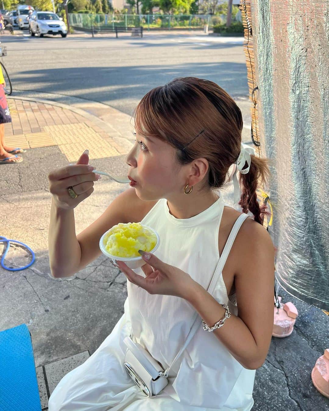ヒロタナギサのインスタグラム：「_  アイスよりも、かき氷派🍧 な私が1番大好きなかき氷屋さんはここ✌︎  いつも並んでるくらい人気やけど 閉まるの早くて毎回滑り込み🤷🏼‍♀️  そんな私が食べているのは バナナ🍌にミルク白玉トッピングです♡ これがもう、最高です♡  おすすめはチョコバナナとマンゴー🤍  こういう昔ながらのお店が結局1番美味しくて好き✌︎ 夏中にもう一回は行きたい🥹」