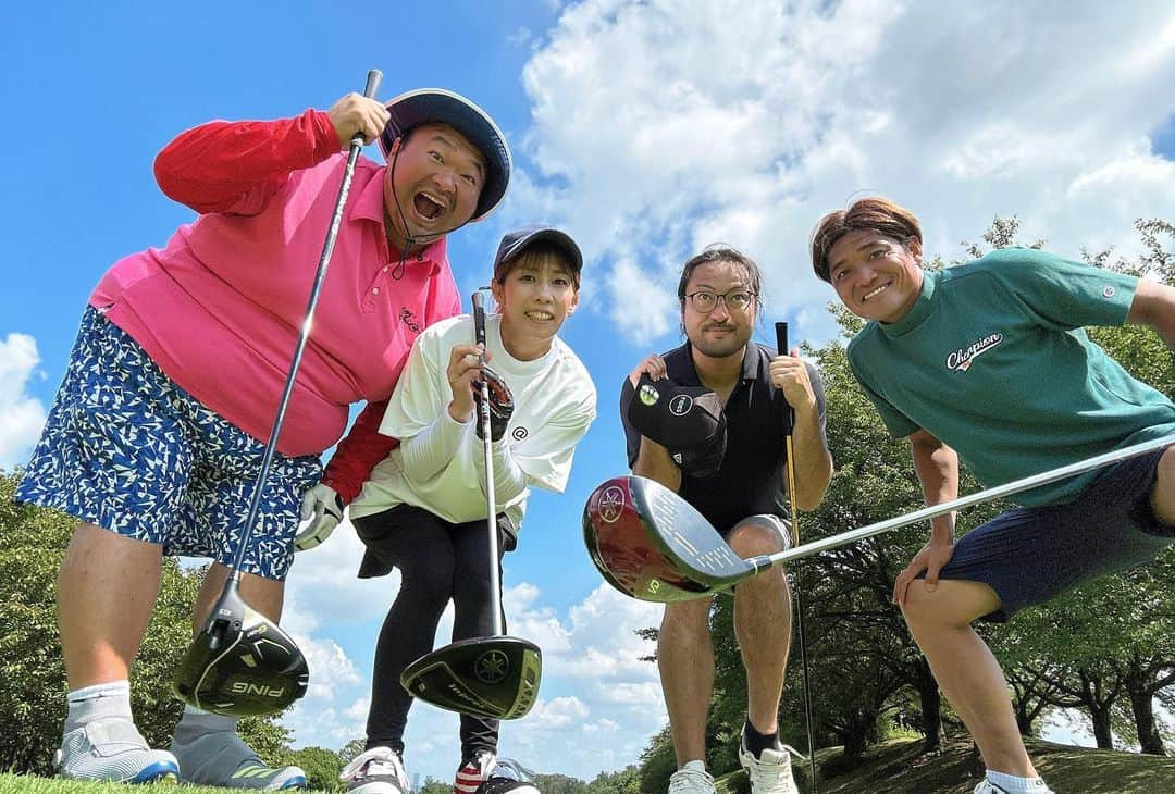 吉田沙保里のインスタグラム：「この日も楽しいゴルフ⛳️🏌️‍♀️ᥫᩣ  なんと、初めてのゴルフ場で ベストスコア出ました⛳️😆✨️  めちゃくちゃ嬉しい😆  豊ちゃんもベストスコア出た😆👍 よっくんはベストまであと一歩やった…😂  暑すぎてヤバかったけど 楽しかったから良しだね😙  そして、ようすけ君が スペインに帰る前に一緒に回れて良かった😊  あ～ゴルフ楽しいなぁ～🩷  #ベストスコア #85  #ドスコイ3人組 #ようすけ君 #バンカーの出し方教えてほしい #安定して回れるようになりたい #antiqua  #antiquagolf」