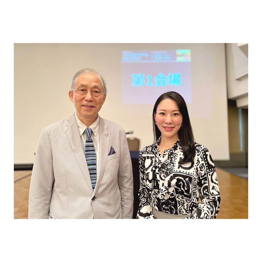 西川礼華のインスタグラム：「第41回日本美容皮膚科学会総会に参加し、2つのセッションにて登壇しました。貴重な機会をくださった関係者の皆さま、ありがとうございました。  1️⃣ 座長 漆畑修先生のもと、「当院で行なっている包括的フェイシャルトリートメントメント」について発表しました。美容皮膚科の最新トリートメントについて学び、共有する貴重な機会でした。  2️⃣ 座長 坪内利江子先生のもと、「美肌治療最前線！Volite XCによるHYDRATIONの可能性」について発表しました。ディスカッションパートでは今泉明子先生とともに、本治療の患者満足度を高めるための工夫等を議論しました。  さまざまな先生方から多くの学びを得て、そして自身の未熟さも感じた2日間でした😌  #日本美容皮膚科学会総会 #美容皮膚科 #美容皮膚科医 #美肌治療 #学びの日々  #湘南美容クリニック #ayakanishikawa #西川礼華」