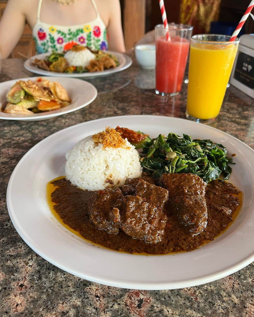 岩本千波さんのインスタグラム写真 - (岩本千波Instagram)「美味しかったご飯まとめ🩷😋  美味しいものが大好きな私にとって、 旅行中のご飯は1番の楽しみと言っても過言ではない！！！♡  ローカルフード最高🥹  1枚目は、バリのウブド地方で有名なクリスピーチキン！仲良くなったタクシードライバーさんに絶対食べなって教えてもらったの✨ 思ってるよりジューシーで、外はパリッパリで感動した、、🥰  2枚目は、バリで大人気のサテ♡ 炭火で焼かれた香ばしいお肉にこっくりしたピーナッツソースをつけて食べるの🥜やみつきになる美味しさ🤤  3枚目は、めちゃめちゃ美味しかったチリソース！！！スパイシーなものが大好きな私にとっては最高すぎた🔥いろんな味が楽しめるのも良い😙😙  4枚目は、本場のルンダン！！インドネシアの伝統料理だよ🇮🇩 レトルトでしか食べたことなかったんだけど、本場のは深みとコクが段違いで、めっちゃ美味しかったー！ただ、煮込まれすぎてて若干お肉は硬めだった🤣  5枚目は、バビグリン🐖 これも、タクシードライバーさんに教えてもらった料理で、1番好きな料理って言ってた♡ ヒンドゥー教のお祝いに欠かせないお料理らしく、本当は豚さんが丸ごと焼かれて出てくるの、、、！ このレストランではナシチャンプルみたいにして出てきたからちょっと安心、、笑笑 柔らかくてスパイシーでとっても美味しかった🤍🤍✨  6枚目は、1匹16500円もしたロブスター🦞食べ応え結構あって、プリップリで美味しかった🥰でも16500円は高すぎ🤣🤣  7枚目は、ベトナムのおしゃれなレストランで食べた牛肉とレモングラスのハーブサラダ🌿🥗私はベトナムのハーブが大大大好きだから、美味しすぎて感動したしハーブお持ち帰りしたかった🌷🌷  8枚目はウブドのヴィラでの朝ごはん✨バリではどこにでも甘くて美味しいフレッシュなフルーツジュースがあるのが最高すぎる！🍉🥭🌺壮大な景色とアイラブユーのデコレーションを眺めながらの朝ごはん幸せすぎたな〜🤭🤭🩷  9枚目はベトナムの屋台で食べたフォー。レストランで食べるより、屋台で食べる方が、うまい。。。大量の生のハーブが添えられてくるんだけど、入れれば入れるだけ美味しくなる！テーブルに置いてあった唐辛子漬けを調子に乗って食べたら口から炎が出て大変だったけどそれもいい思い出🔥🤣  最後はみんな大好き！バインミー！ パンがカリッカリで、中のソースも絶妙な甘ジョッパさで、ものすごいデカさだったけどぺろりだった😋🩷  以上、食レポでした♡  #バリ島グルメ #バリ島旅行 #インドネシア料理 #バインミー #バビグリン」8月21日 22時45分 - chinami_cohina