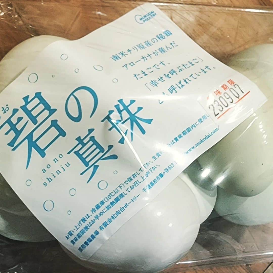 せいのゆみのインスタグラム：「自分へのご褒美！  ずっと食べてみたかった青い卵 アローカナ  買っちまったー！ 8個で970円！  うひゃーい  明日卵かけご飯しちゃるー！」