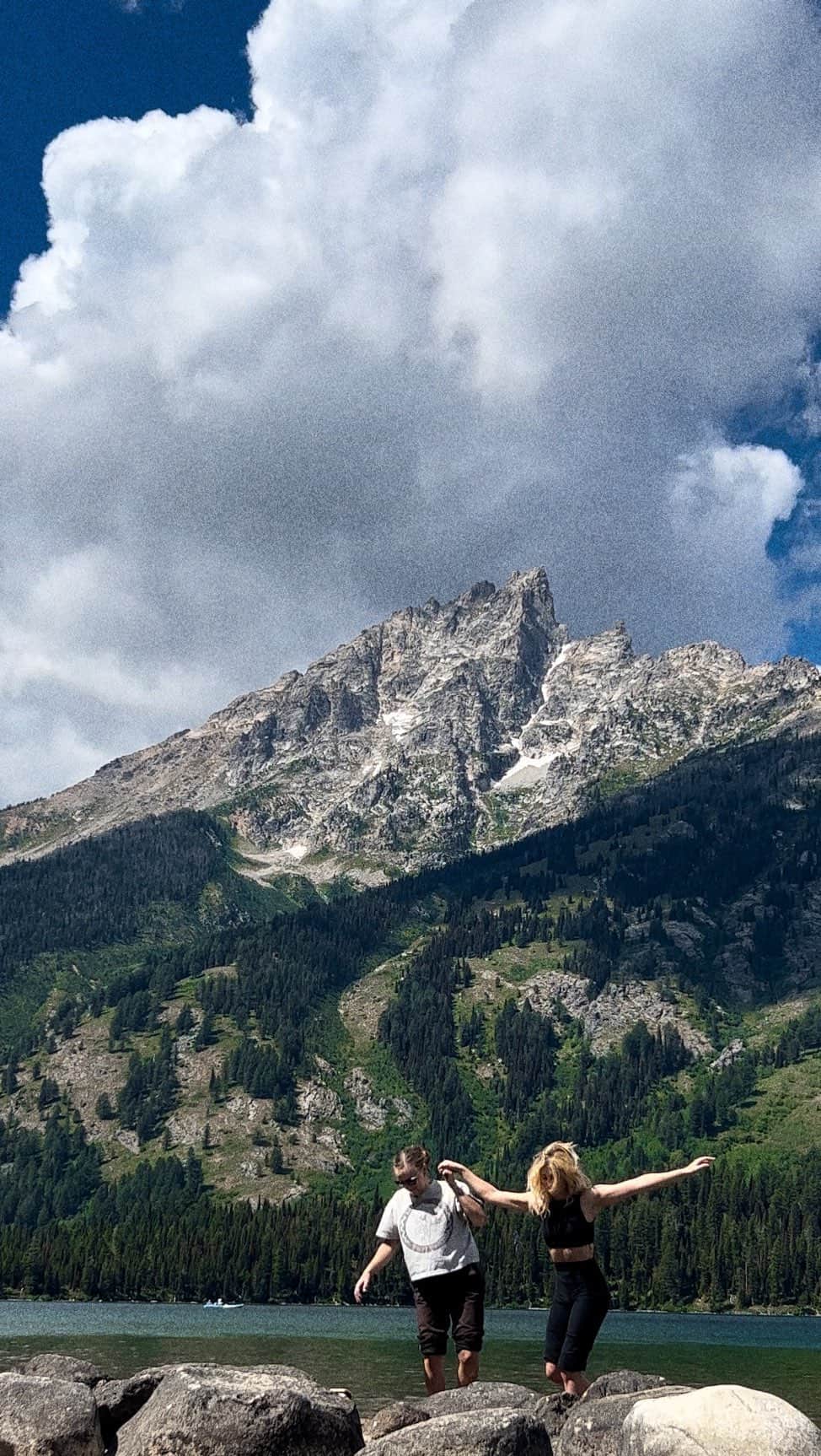 ウィロー・シールズのインスタグラム：「Wyoming has my heart ⛰️」