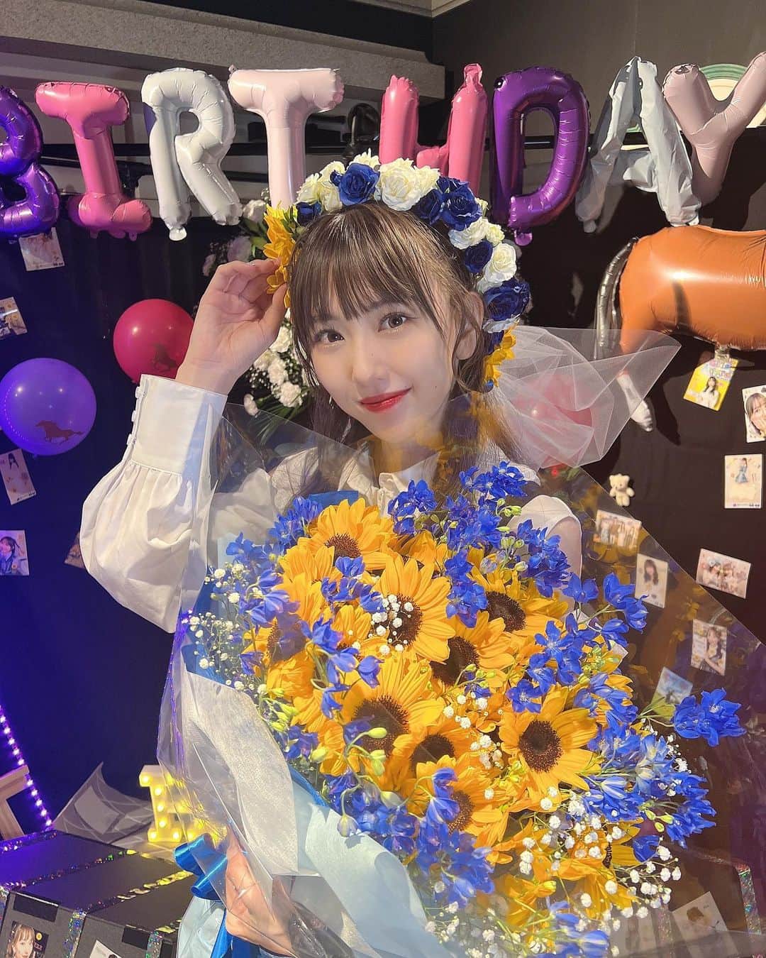 のインスタグラム：「⁡ ⁡ 改めて、生誕祭ありがとうございました！ ⁡ ディスプレイも可愛くしてくれてとっても嬉しいです✨ ⁡ お花も大好きな向日葵🌻とドラゴンズブルーをイメージした青いお花💙 ⁡ ソロライブだったり、競馬のお仕事をモチーフにしたディスプレイ！ 本当に愛感じました！ありがとうございます！ 幸せです😊 ⁡」