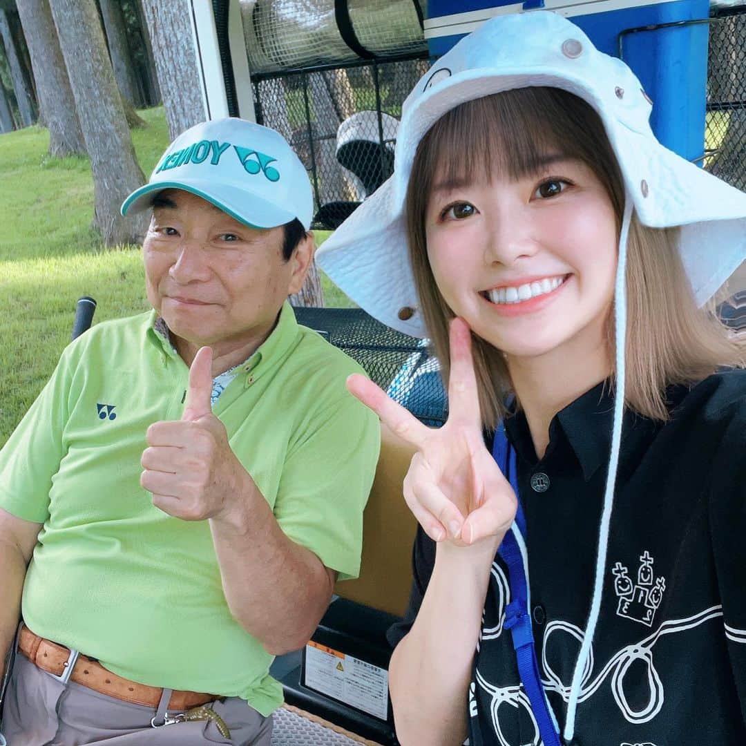 山下まみのインスタグラム：「ヨネックスを身に纏う三波さんと 絶対に日焼けしたくなさそうな帽子の私✌️✌️  明日は早朝からロケです⛳️ 最近移動が多くて何県にいるのかたまに分からなくなります。  さてここはどこでしょう。 OAをお楽しみに〜(いつか告知します😂)」
