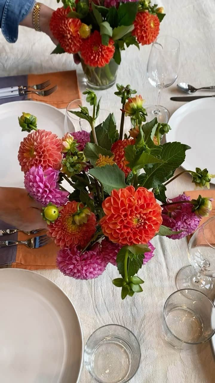 アイナ・ガーテンのインスタグラム：「This is what I did with all those dahlias! I had a wonderful evening with my friend @jenniferbrehenywallace and an inspiring group of women.」