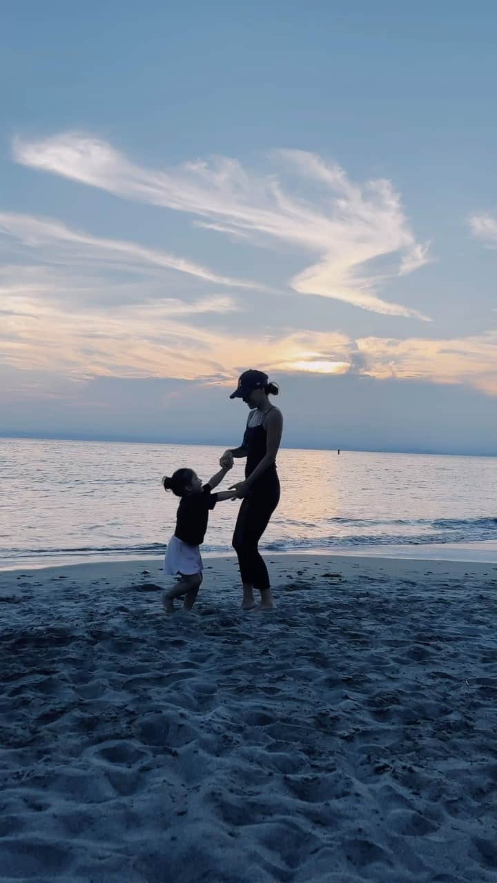 馬詰まほのインスタグラム：「この子の笑顔に救われて 守られて、支えられて この子の存在がわたしをいつも強くしてくれる。 ポジティブに前を向いて進めてるのは 間違いなくこの子がいるからです( ◠‿◠ )  わたし自身が心から幸せを感じること 心から人生を楽しむこと、心から笑顔でいることも きっと彼女にとっての幸せにもなる だからいつだって忘れないようにしたいし、する。  まだまだ母としても、ひとりの女性としても、人間としても不足しがちなわたしだし、Hの存在に甘えてばっかりだけど。あなたのことを一番に大切に想ってて、あなたのためにいつだって成長したいと思うし、最強のかあちゃんでいたいと思うよ☺︎  ありがとう。って何度言っても足りない永遠に感謝。  The purpose of our lives is to be happy. ❤️‍🩹」