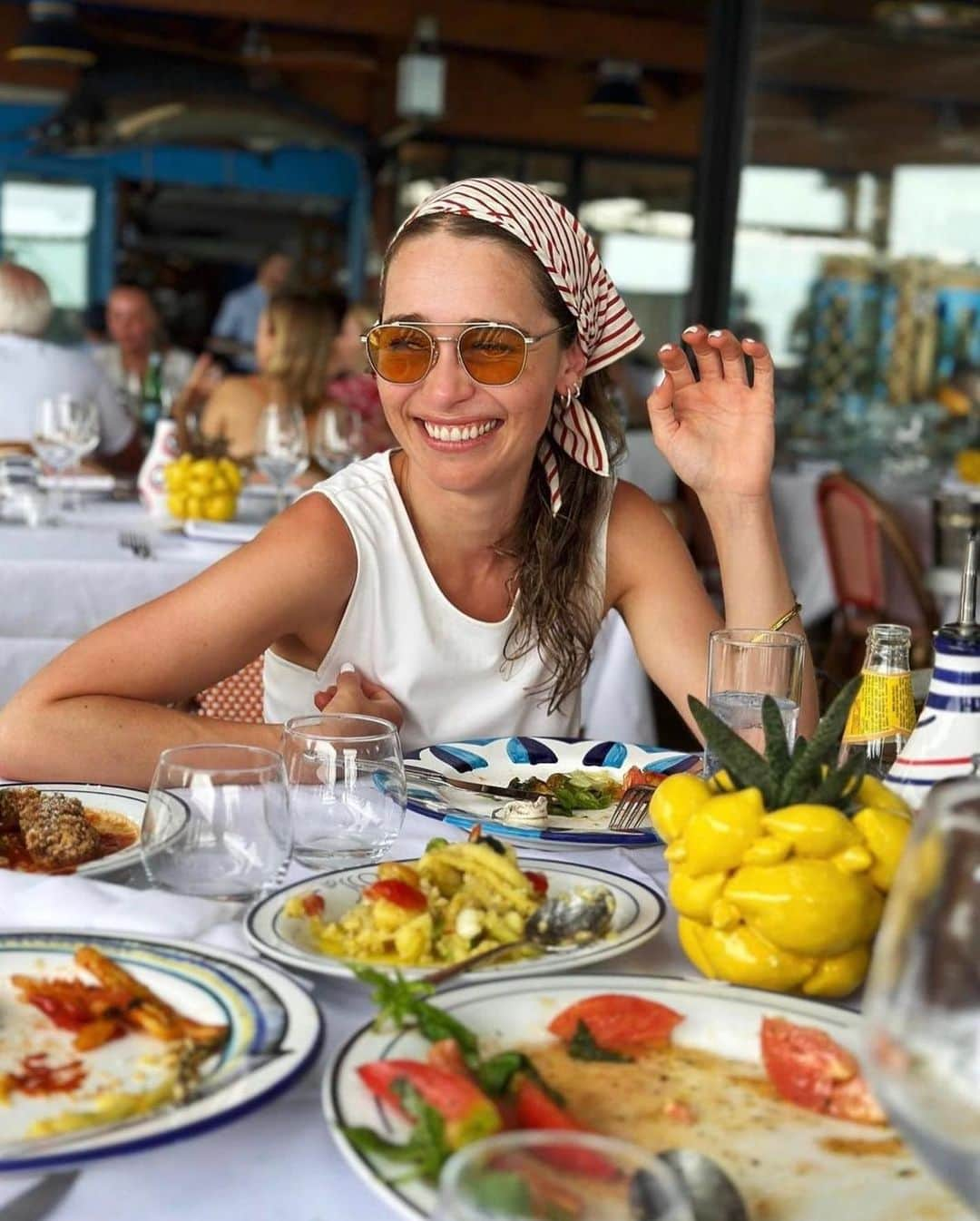 Blonde Saladさんのインスタグラム写真 - (Blonde SaladInstagram)「Italian Summer with @emilia_clarke @sarahmgellar and @jlo 🍋🍝🍕🌊💖  #Summer #NeverEndingSummer #August #Jlo #EmiliaClarke #SarahMichelleGellar #TheBlondeSalad」8月21日 22時59分 - theblondesalad