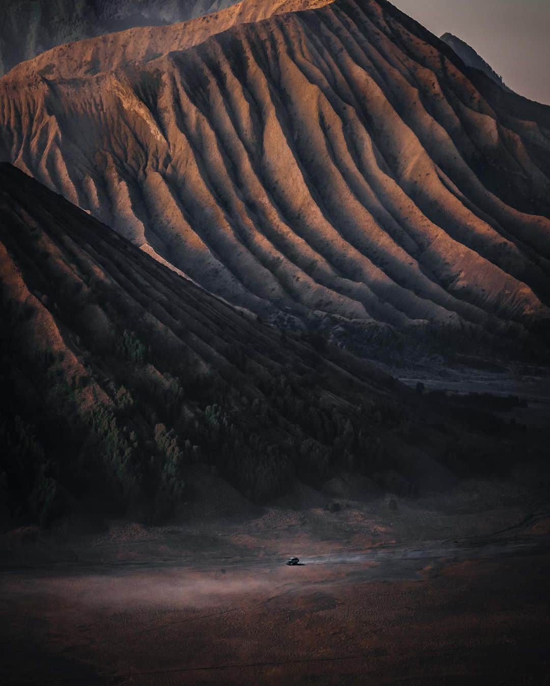 R̸K̸のインスタグラム：「I stayed in Malang, Indonesia and visited a place called Bromo Mountain in eastern Java. We left in the middle of the night and spent several hours driving off-road in the jeep of our guide from the hotel where we were staying. The mountains appeared at dawn and were a spectacular sight. It had been a long time since the end of the pandemic, so it was a lot of fun to go on a photo trip like this. I may upload some of the filming on YouTube at a later date. Thanks for your guide to Bromo Mountain @vinnybromosunrise  ・ ・ ・ ・ #beautifuldestinations #earthfocus #earthbestshots #earthoffcial #earthpix #thegreatplanet #discoverearth #roamtheplanet #ourplanetdaily #nature #tentree #livingonearth  #theglobewanderer #awesome_photographers #wonderful_places #TLPics #designboom #voyaged #sonyalpha #bealpha #travellingthroughtheworld #cnntravel #luxuryworldtraveler #fromwhereidrone #onlyforluxury  #bbctravel #lovetheworld @sonyalpha  @lightroom @soul.planet @earthfever @9gag @paradise @natgeotravel @awesome.earth @national_archaeology」