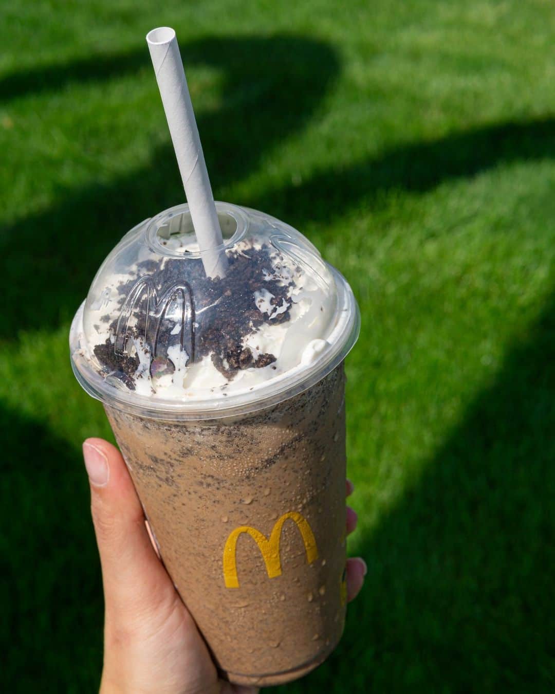 OREOのインスタグラム：「Getting our @McDonalds McCafé OREO Frappé fix for the day 🤤」