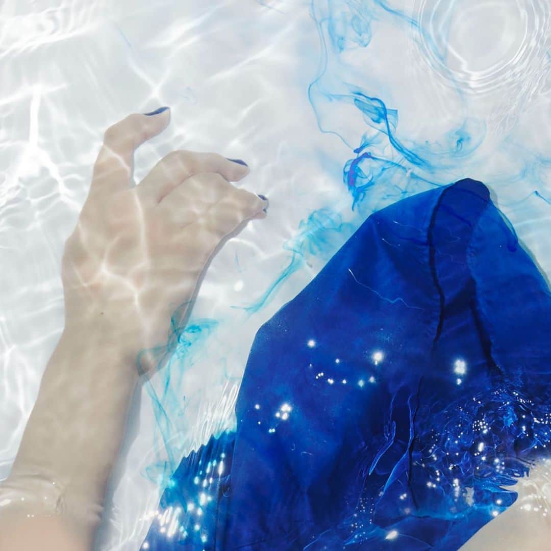 吉田ユニさんのインスタグラム写真 - (吉田ユニInstagram)「Kyrie『DEBUT』 2023.10.18(wed) ALBUM Release  岩井俊二監督の最新作 映画『キリエのうた』でアイナ・ジ・エンド @ainatheend_official  さん演じる主人公Kyrieとして発売するアルバムのデザインをしました。Kyrieの象徴的なブルーの衣装から色が溶け出して歌が浸透して広がっていくようなイメージです。   #キリエのうた #アイナジエンド #ainatheend  #kyrie #blue #岩井俊二 #iwaishunji #キリエブルー」8月21日 23時00分 - yuni_yoshida