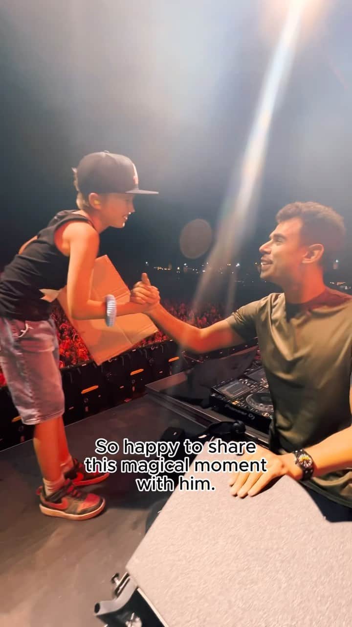 アフロジャックのインスタグラム：「special moment to share the stage with this young fan🕺🏻」