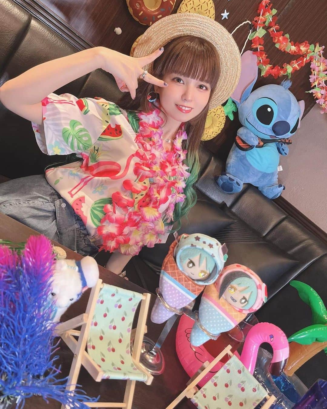 春奈るなのインスタグラム：「みんな夏エンジョイしてる？ るな氏は推しと萌えを浴びてブチ上がりながら夏を満喫しております🔥 ぬいちゃんは暑すぎてアイスになりました。  #summer」