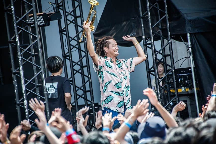 KEN IIKAWAさんのインスタグラム写真 - (KEN IIKAWAInstagram)「「Sky Jamboree 2023 」 長崎市 稲佐山公園野外ステージ  長崎のSky Jamboreeに戻って来れました！ ここ稲佐山って何かパワーがある気がする場所。  ライブも楽しかったし、出演者もみんな素晴らしくて、打ち上げが始まったのが22時頃だけど、また気付いたら朝を迎えていた☀️  呼んでくださったFM長崎の皆さま 本当に本当にありがとうございました！ また呼んで欲しいです〜！  あと、長崎の街はマジで最高。 街の景色も作りも。 人もご飯も最高。  まーたすぐ戻ってきます！  📸 @hayachinphoto  #trumpet #arresonancemouthpiece」8月21日 22時56分 - keniikawa