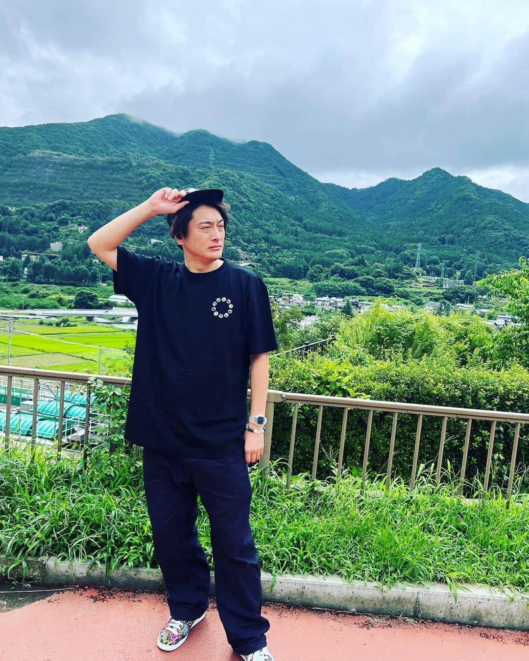 JP（ものまねタレント）のインスタグラム：「やまおとこが現れた⛰️  仕事のご依頼はインスタのDMでお問合せください。  Twitterアカウント→　#jpmaesaka Twitterアカウントポケモン→#jp_pkmn YouTubeチャンネル→#モノマネモンスターJP TikTok→#monomamejp #⛰️ #gshock  #やまおとこ #山 #ものまね代行世代 #ワイドナショー #JPさん #松本人志 #浜田雅功 #ダウンタウン #ものまね芸人 #松本人志ものまね #研音 #川島明ものまね #ラヴィット #滋賀芸人 #農業高校出身 #すべらない話 #IPPONグランプリ #ダウンタウンDX #どどどどっとJP #おはスタポケモン部 #ポケモン #しゃべくり007」