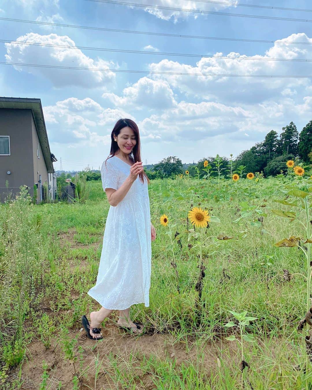Atsukoさんのインスタグラム写真 - (AtsukoInstagram)「残暑お見舞い申し上げます  この暑さで ひまわり畑もあっという間に 終わってしまいました  近所にこんなのどかなところがあったなんて🤍  自然の中で着たいなぁとチョイスしたのは、 着やすさ抜群の  白の Vネックコットン総刺繍ロングワンピース👗  @instyle365_jp   綿素材だからあせをかいても 蒸れない  白って女性なら一度は憧れる色🩵  自然な私でいられるテイスト  足の指を怪我して ビーサンしか履けませんでしたが、  なかなか良い感じで リラックスできました。  貴方もフェアリー🧚気分で🤍🤍  モデル身長：167センチ Ⓜ️サイズ着用  @instyle365_jp （白ワンピ）  @goinluck.jp   こちらも私のフォロワー様に お得なクーポン頂きました🤍  良かったらお役立てくださいね✨  🤍【お得情報】🤍  instyle365クーポンコード　（白ワンピ） （20% off）【AUG20】 ８月３１日まで  goinluckクーポンコード （20% off）【atsuko】 ９月８日まで  #goinluck  #白ワンピ #instyle #アパレルブランド #ワンピ #ワンピース #ブラックコーデ #ワンピ好き #カジュアルコーデ #バック #ブラックバック」8月21日 23時08分 - atsuko__kawashima_