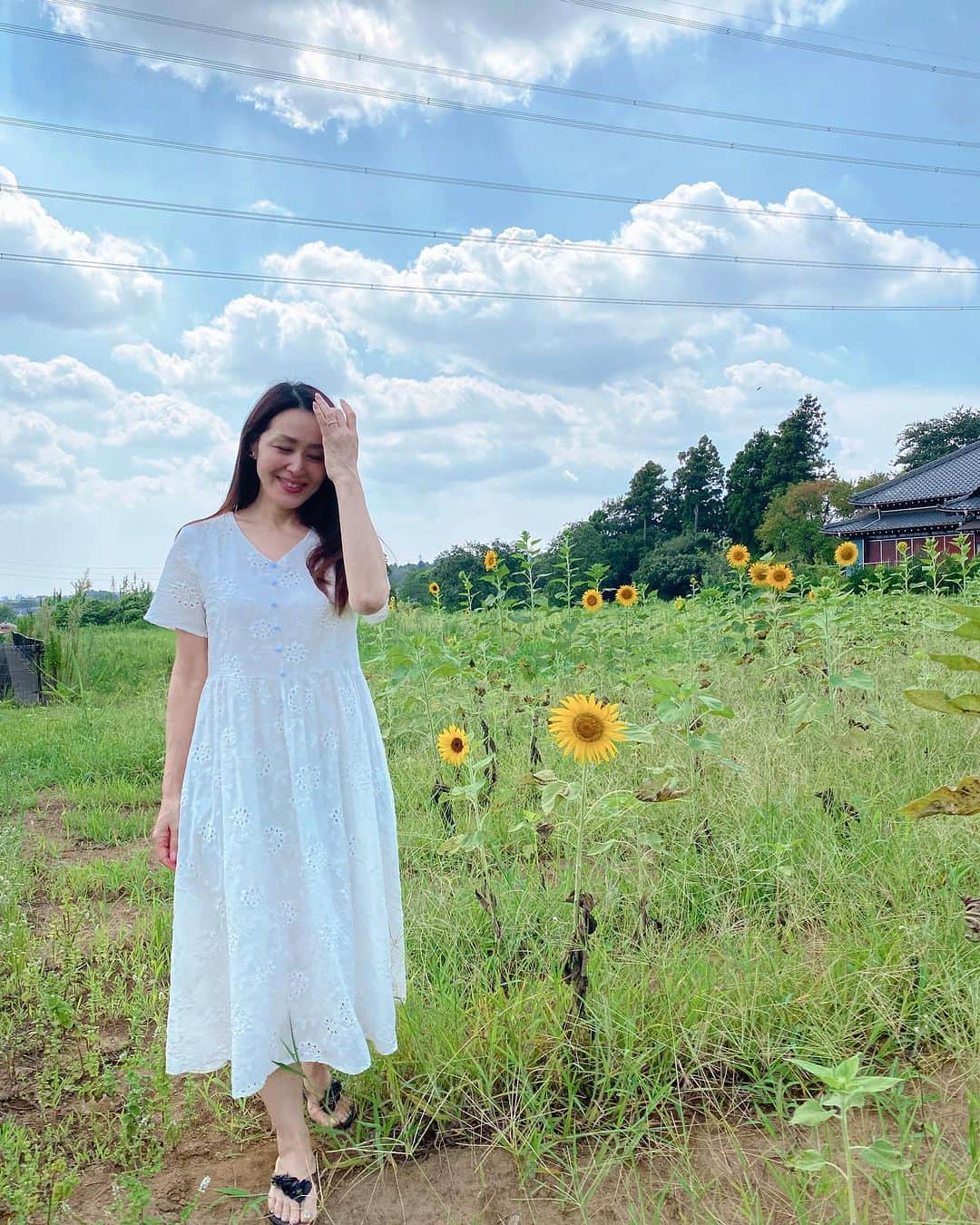 Atsukoのインスタグラム：「残暑お見舞い申し上げます  この暑さで ひまわり畑もあっという間に 終わってしまいました  近所にこんなのどかなところがあったなんて🤍  自然の中で着たいなぁとチョイスしたのは、 着やすさ抜群の  白の Vネックコットン総刺繍ロングワンピース👗  @instyle365_jp   綿素材だからあせをかいても 蒸れない  白って女性なら一度は憧れる色🩵  自然な私でいられるテイスト  足の指を怪我して ビーサンしか履けませんでしたが、  なかなか良い感じで リラックスできました。  貴方もフェアリー🧚気分で🤍🤍  モデル身長：167センチ Ⓜ️サイズ着用  @instyle365_jp （白ワンピ）  @goinluck.jp   こちらも私のフォロワー様に お得なクーポン頂きました🤍  良かったらお役立てくださいね✨  🤍【お得情報】🤍  instyle365クーポンコード　（白ワンピ） （20% off）【AUG20】 ８月３１日まで  goinluckクーポンコード （20% off）【atsuko】 ９月８日まで  #goinluck  #白ワンピ #instyle #アパレルブランド #ワンピ #ワンピース #ブラックコーデ #ワンピ好き #カジュアルコーデ #バック #ブラックバック」