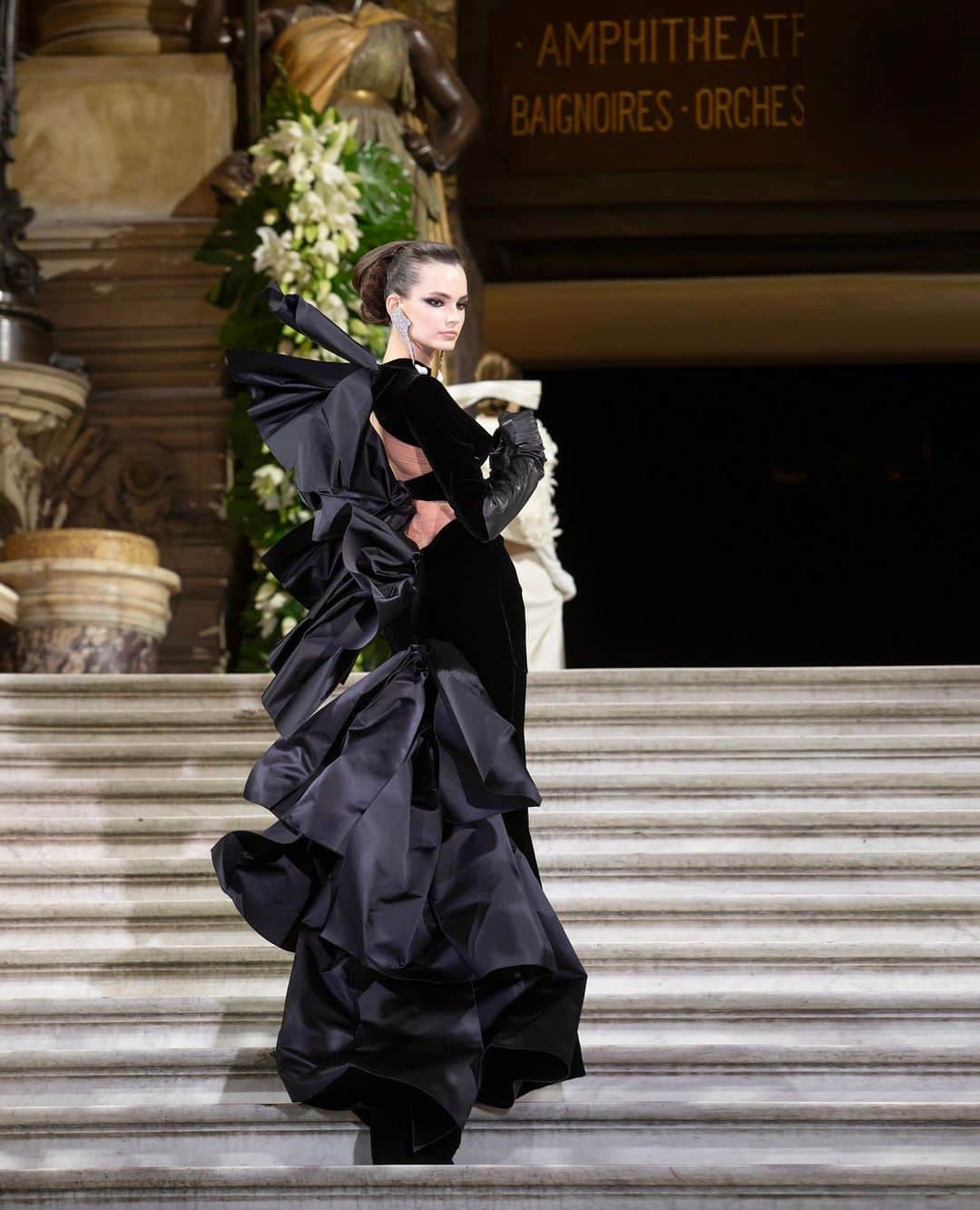 ステファンローランのインスタグラム：「Long black velvet dress attached with tafeta knots in the back.   #StephaneRolland #HauteCouture #FW23」