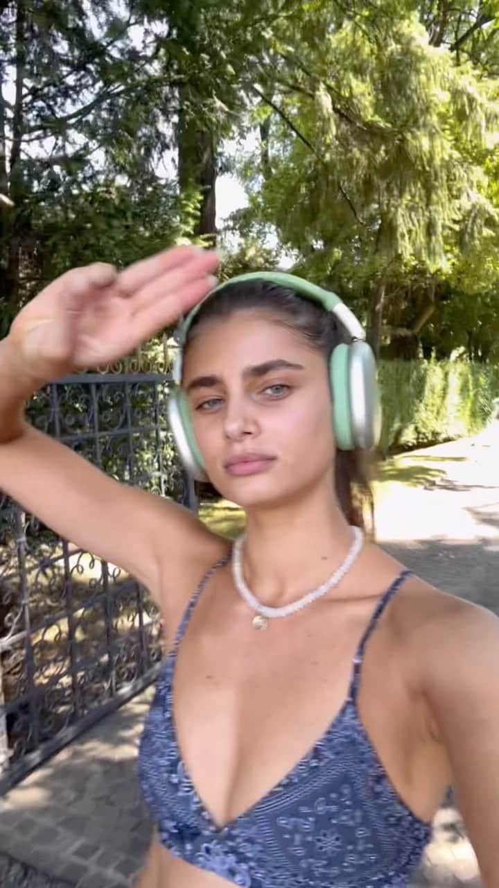 テイラー・ヒルのインスタグラム：「Still getting out there! 🏃‍♀️ listening to my body, pushing myself but not too hard in this heat. Most importantly just trying to move 💕」