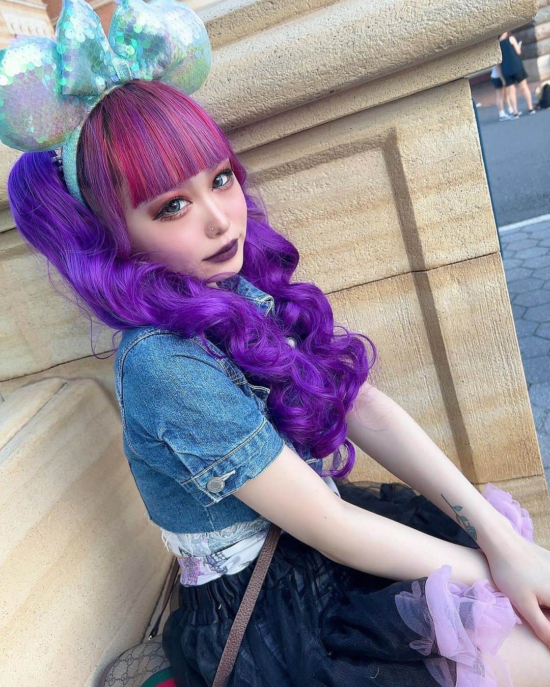 MANAのインスタグラム：「． 8月21日、本日21歳になりました💜✌️ いい成長ができるようにこれからも 精一杯頑張っていくので 21歳の私もよろしくお願い致します🙇‍♀️🙇‍♀️🙇‍♀️ ･ ･ ･  #21歳  #誕生日  #ディズニー  #ディズニーシー   #instagram  #instagood  #instafashion   #instamood  #fyp  #y2k」