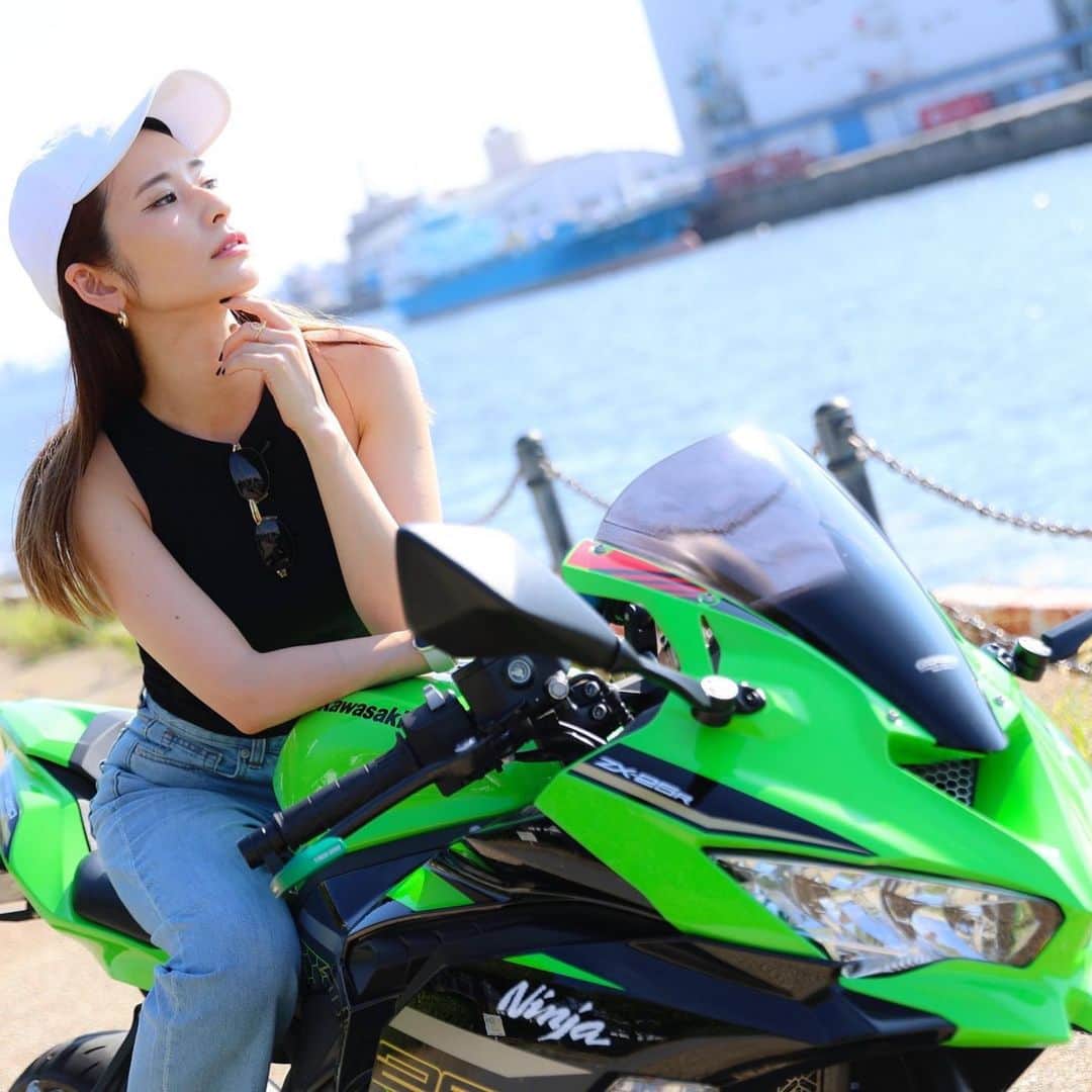 有馬綾香さんのインスタグラム写真 - (有馬綾香Instagram)「😎❤️‍🔥  #バイク女子　 #ポートレート撮影  #kawasaki  #bike #rider」8月21日 23時04分 - ayakaarima