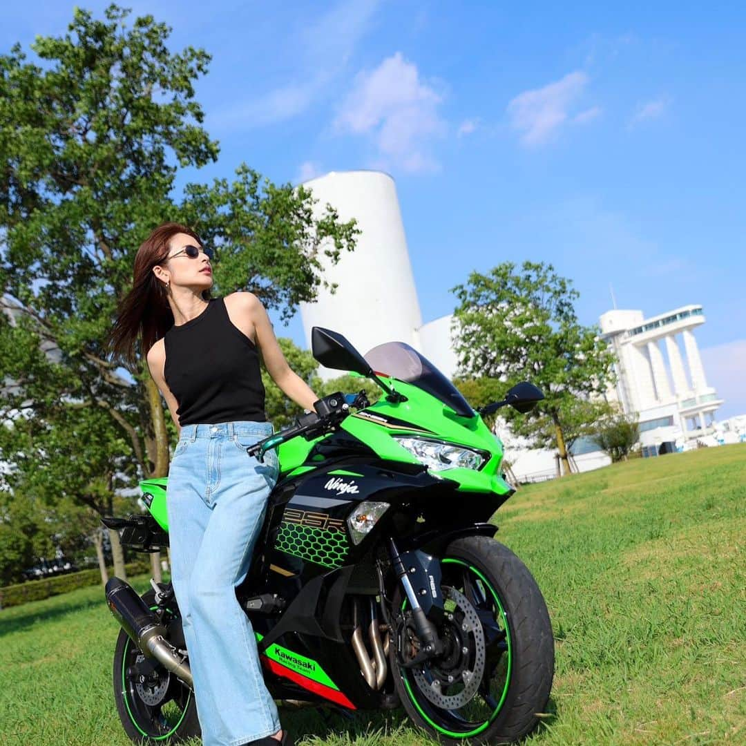 有馬綾香のインスタグラム：「😎❤️‍🔥  #バイク女子　 #ポートレート撮影  #kawasaki  #bike #rider」