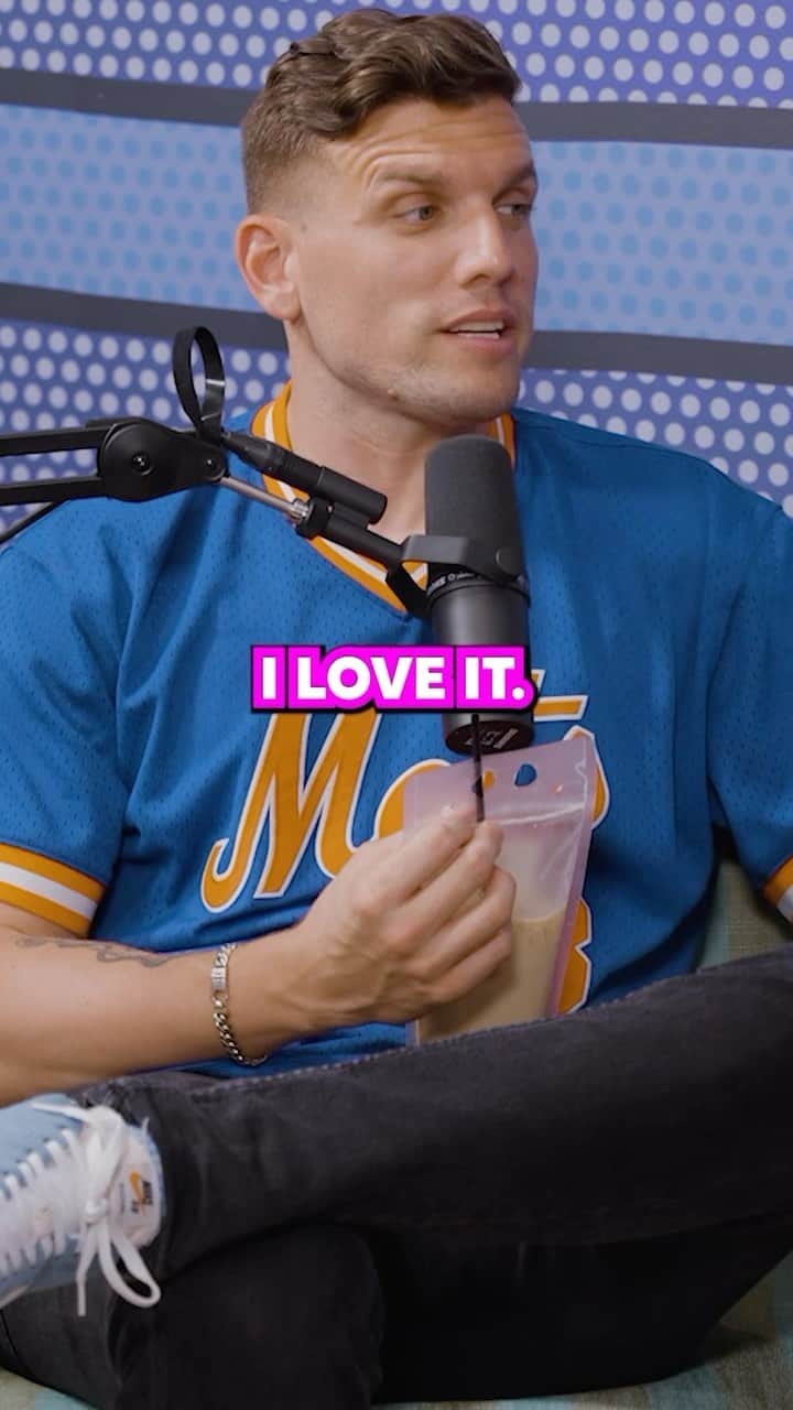 スラッシーのインスタグラム：「🇵🇷 Brand new @chrissychaospod is out now babes with my new best friend @slushii」