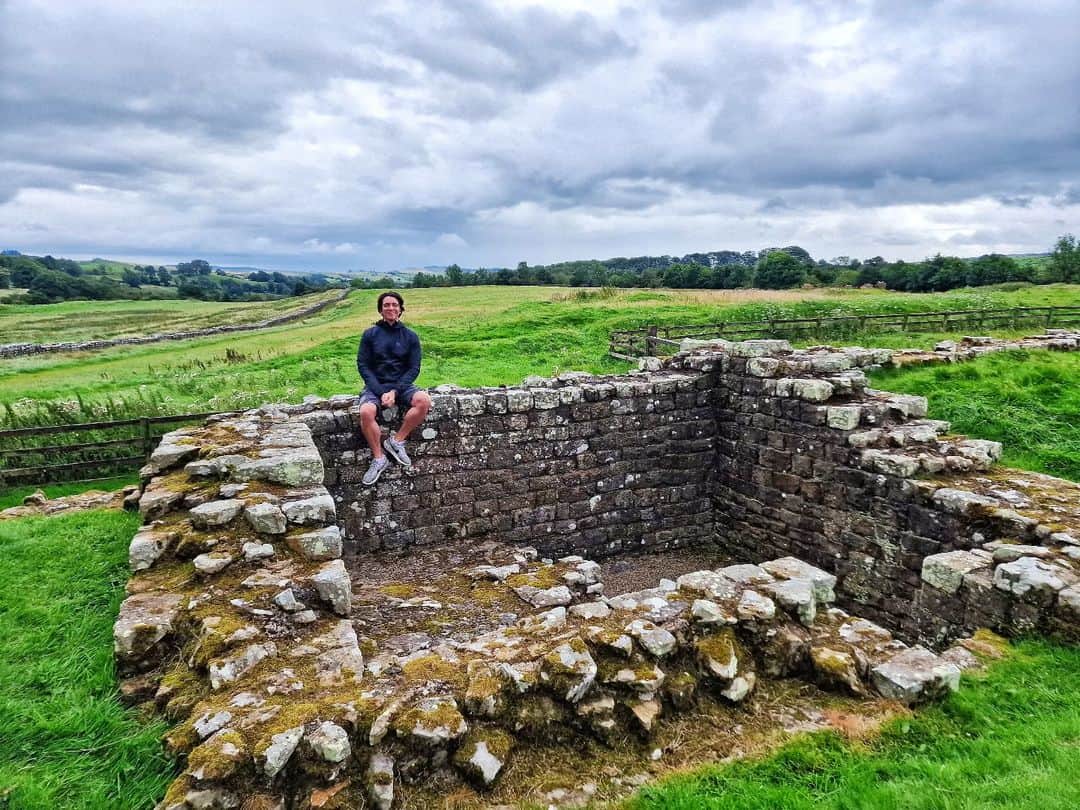ジェームズ・フェルプスのインスタグラム：「Getting my history geek on! Hadrians Wall is 1901 years old, those Romans built things to last!  One day I hope to walk the length of it. Speaking to some folks doing just that today, it sounds the best way to see the amazing countryside in the North of England.  🤓🧱 #history #wall #nerd」