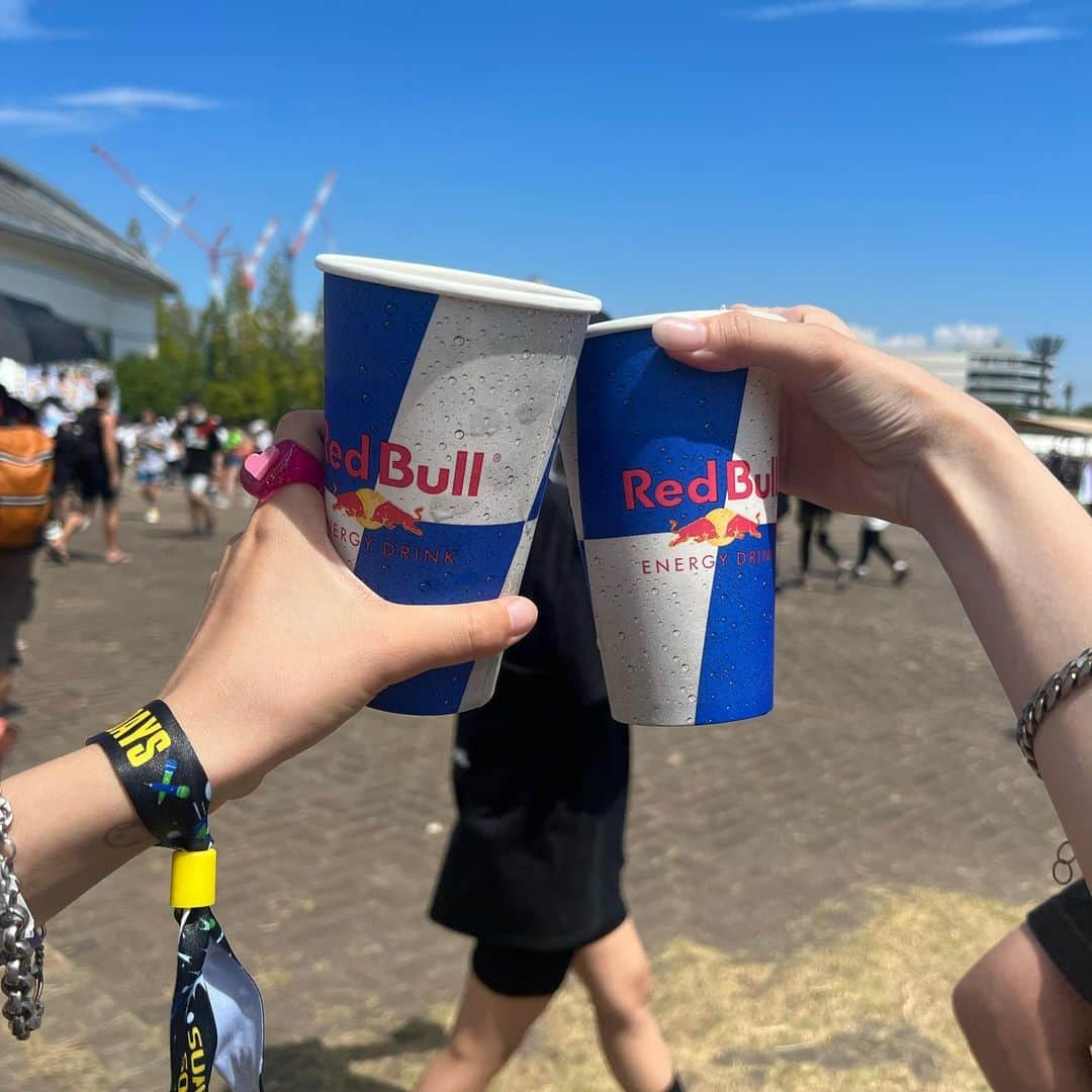 薮下柊さんのインスタグラム写真 - (薮下柊Instagram)「☀️Summer Sonic 2023 ☀️  2日間参戦してきました！ #記録  Day 1 念願のLiamを拝める日🥹  The Kid Laroiから徐々に前を攻めた😂(ラロイも大好きやから、心の底からめっちゃ楽しんだ！イケメンで歌上手くて盛り上げ上手でエネルギーいっぱいで最高✨)  そして、Liamが始まる頃には運良く最前に行けて、ドッキドキしながら登場を待ちました。  一言じゃ表せないくらい、感動するステージでした😭語彙力😭笑 oasis の曲こんなに歌ってくれるん！？ってくらい歌ってくれて、Liam が相変わらずな性格でちょっと機嫌良くて、夢かと思った😢✨  「Stand By Me」のイントロが流れた途端😭😭←こんな感情になって、サビを全部みんなで大声で歌って、彼が私の中で1番のRock 'N' Roll Starです✨  最高！ありがとうLiam〜🇬🇧🫶🏻 右肩下がりスタイルも生で観れて嬉しい！ @liamgallagher   そして最後にヘッドライナーのKendrick Lamer。 めっちゃくっちゃ楽しみにしてた。  びっくりカッコ良すぎて、めっちゃ暑かったのに鳥肌立ちました✨　生きる伝説って感じ。。✨  全て大好きな曲で、盛り上がる有名曲で勿論沸いたけど、「Love」歌ってくれてありがとう😭泣 バックモニターも照明もダンサーも、ステージングが凝ってて一言、カッコいい‼︎  HIPHOP 誕生50周年おめでとう! そんな年にKendrick 観れて私は幸せ者です😭  とんでもないものを観てしまいました。。✨ @kendricklamar   Day2 2日目はblur の日！  の前に、楽しみにしてたHolly HuberstoneとFall out boy も楽しませてもらいました☺️  Holly ちゃん天使かな？ってくらい透き通った美しい歌声でキュンってしました🥹💗　衣装もめっちゃ似合ってて可愛かった!  新曲も歌ってくれて嬉しい、いっぱい聴こ〜っと🫶🏻 @hollyhumberstone   Fall out boyも前方の方で楽しむことができました！(blurに向けて頑張った😂✨)  FOBとにかくめっちゃ楽しかった🥹✨ 「Grand Theft Autumn」生で聴けて、周りの人達と盛り上がって幸せ😢✨ 「Saturday」でエモい締めでとっても良いライブでした! @falloutboy   そして、もう片方のヘッドライナーblur!! 大本命😭🔥　実在するデーモンに手が震えました🥹  古い曲から最新曲まで混ぜた最高のセトリ✨ 大好きな曲がありすぎるけど、中でも「Tender」は涙が出ました😢私が1歳の時の曲。感動。  「Girls & Boys」は昔の服着てくれてMV観てるみたいでめっちゃ嬉しかったし、「song 2」を生で聴ける日が来るなんて夢にも思ってなかったし、「Parklife」でいっぱい叫んで立ちっぱなしの疲れが吹っ飛んだ!  「Coffee & TV」はグレアム〜ってなりました！milkくん🍼グレアムの笑顔可愛かった☺️(ギターの音は一生忘れません!歌声も！)  blur本当にありがとう! @blur  ブリットポップ🇬🇧好きには堪らない2日間でした。 一生の思い出。一生の宝物。  興奮が冷めないうちに、長々と2日間の感想を残しておきます☺️✨  1番は楓ちゃんありがとう😊 最高の思い出ができて嬉しい😆💗  #summersonic  #summersonic2023 #liamgallagher  #blur  #oasis #kendricklamar  #サマソニ #夏フェス #思い出 #記録」8月21日 23時14分 - __yabushita_shu__