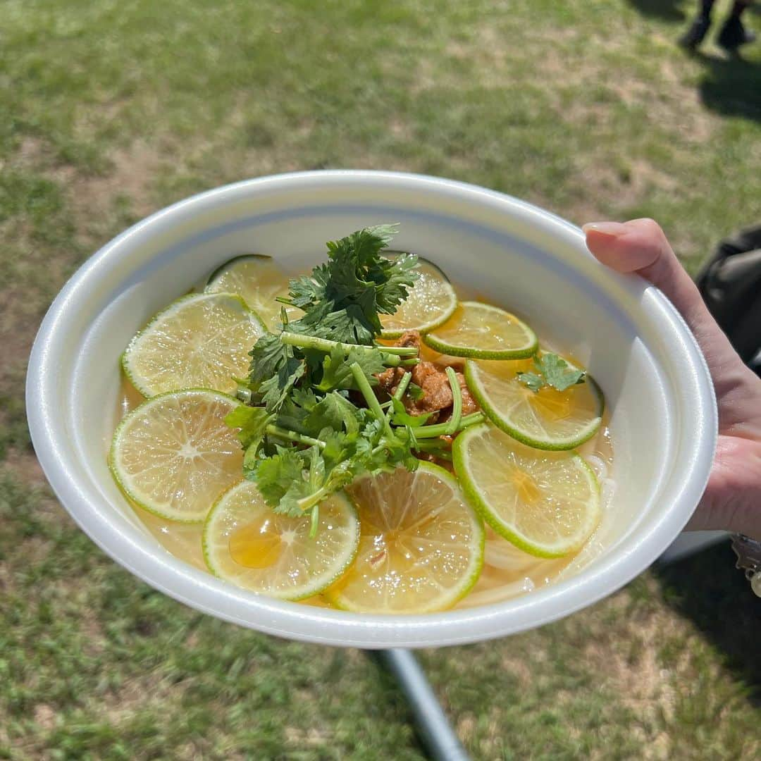 薮下柊さんのインスタグラム写真 - (薮下柊Instagram)「☀️Summer Sonic 2023 ☀️  2日間参戦してきました！ #記録  Day 1 念願のLiamを拝める日🥹  The Kid Laroiから徐々に前を攻めた😂(ラロイも大好きやから、心の底からめっちゃ楽しんだ！イケメンで歌上手くて盛り上げ上手でエネルギーいっぱいで最高✨)  そして、Liamが始まる頃には運良く最前に行けて、ドッキドキしながら登場を待ちました。  一言じゃ表せないくらい、感動するステージでした😭語彙力😭笑 oasis の曲こんなに歌ってくれるん！？ってくらい歌ってくれて、Liam が相変わらずな性格でちょっと機嫌良くて、夢かと思った😢✨  「Stand By Me」のイントロが流れた途端😭😭←こんな感情になって、サビを全部みんなで大声で歌って、彼が私の中で1番のRock 'N' Roll Starです✨  最高！ありがとうLiam〜🇬🇧🫶🏻 右肩下がりスタイルも生で観れて嬉しい！ @liamgallagher   そして最後にヘッドライナーのKendrick Lamer。 めっちゃくっちゃ楽しみにしてた。  びっくりカッコ良すぎて、めっちゃ暑かったのに鳥肌立ちました✨　生きる伝説って感じ。。✨  全て大好きな曲で、盛り上がる有名曲で勿論沸いたけど、「Love」歌ってくれてありがとう😭泣 バックモニターも照明もダンサーも、ステージングが凝ってて一言、カッコいい‼︎  HIPHOP 誕生50周年おめでとう! そんな年にKendrick 観れて私は幸せ者です😭  とんでもないものを観てしまいました。。✨ @kendricklamar   Day2 2日目はblur の日！  の前に、楽しみにしてたHolly HuberstoneとFall out boy も楽しませてもらいました☺️  Holly ちゃん天使かな？ってくらい透き通った美しい歌声でキュンってしました🥹💗　衣装もめっちゃ似合ってて可愛かった!  新曲も歌ってくれて嬉しい、いっぱい聴こ〜っと🫶🏻 @hollyhumberstone   Fall out boyも前方の方で楽しむことができました！(blurに向けて頑張った😂✨)  FOBとにかくめっちゃ楽しかった🥹✨ 「Grand Theft Autumn」生で聴けて、周りの人達と盛り上がって幸せ😢✨ 「Saturday」でエモい締めでとっても良いライブでした! @falloutboy   そして、もう片方のヘッドライナーblur!! 大本命😭🔥　実在するデーモンに手が震えました🥹  古い曲から最新曲まで混ぜた最高のセトリ✨ 大好きな曲がありすぎるけど、中でも「Tender」は涙が出ました😢私が1歳の時の曲。感動。  「Girls & Boys」は昔の服着てくれてMV観てるみたいでめっちゃ嬉しかったし、「song 2」を生で聴ける日が来るなんて夢にも思ってなかったし、「Parklife」でいっぱい叫んで立ちっぱなしの疲れが吹っ飛んだ!  「Coffee & TV」はグレアム〜ってなりました！milkくん🍼グレアムの笑顔可愛かった☺️(ギターの音は一生忘れません!歌声も！)  blur本当にありがとう! @blur  ブリットポップ🇬🇧好きには堪らない2日間でした。 一生の思い出。一生の宝物。  興奮が冷めないうちに、長々と2日間の感想を残しておきます☺️✨  1番は楓ちゃんありがとう😊 最高の思い出ができて嬉しい😆💗  #summersonic  #summersonic2023 #liamgallagher  #blur  #oasis #kendricklamar  #サマソニ #夏フェス #思い出 #記録」8月21日 23時14分 - __yabushita_shu__