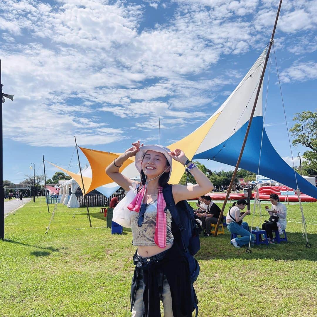 薮下柊さんのインスタグラム写真 - (薮下柊Instagram)「☀️Summer Sonic 2023 ☀️  2日間参戦してきました！ #記録  Day 1 念願のLiamを拝める日🥹  The Kid Laroiから徐々に前を攻めた😂(ラロイも大好きやから、心の底からめっちゃ楽しんだ！イケメンで歌上手くて盛り上げ上手でエネルギーいっぱいで最高✨)  そして、Liamが始まる頃には運良く最前に行けて、ドッキドキしながら登場を待ちました。  一言じゃ表せないくらい、感動するステージでした😭語彙力😭笑 oasis の曲こんなに歌ってくれるん！？ってくらい歌ってくれて、Liam が相変わらずな性格でちょっと機嫌良くて、夢かと思った😢✨  「Stand By Me」のイントロが流れた途端😭😭←こんな感情になって、サビを全部みんなで大声で歌って、彼が私の中で1番のRock 'N' Roll Starです✨  最高！ありがとうLiam〜🇬🇧🫶🏻 右肩下がりスタイルも生で観れて嬉しい！ @liamgallagher   そして最後にヘッドライナーのKendrick Lamer。 めっちゃくっちゃ楽しみにしてた。  びっくりカッコ良すぎて、めっちゃ暑かったのに鳥肌立ちました✨　生きる伝説って感じ。。✨  全て大好きな曲で、盛り上がる有名曲で勿論沸いたけど、「Love」歌ってくれてありがとう😭泣 バックモニターも照明もダンサーも、ステージングが凝ってて一言、カッコいい‼︎  HIPHOP 誕生50周年おめでとう! そんな年にKendrick 観れて私は幸せ者です😭  とんでもないものを観てしまいました。。✨ @kendricklamar   Day2 2日目はblur の日！  の前に、楽しみにしてたHolly HuberstoneとFall out boy も楽しませてもらいました☺️  Holly ちゃん天使かな？ってくらい透き通った美しい歌声でキュンってしました🥹💗　衣装もめっちゃ似合ってて可愛かった!  新曲も歌ってくれて嬉しい、いっぱい聴こ〜っと🫶🏻 @hollyhumberstone   Fall out boyも前方の方で楽しむことができました！(blurに向けて頑張った😂✨)  FOBとにかくめっちゃ楽しかった🥹✨ 「Grand Theft Autumn」生で聴けて、周りの人達と盛り上がって幸せ😢✨ 「Saturday」でエモい締めでとっても良いライブでした! @falloutboy   そして、もう片方のヘッドライナーblur!! 大本命😭🔥　実在するデーモンに手が震えました🥹  古い曲から最新曲まで混ぜた最高のセトリ✨ 大好きな曲がありすぎるけど、中でも「Tender」は涙が出ました😢私が1歳の時の曲。感動。  「Girls & Boys」は昔の服着てくれてMV観てるみたいでめっちゃ嬉しかったし、「song 2」を生で聴ける日が来るなんて夢にも思ってなかったし、「Parklife」でいっぱい叫んで立ちっぱなしの疲れが吹っ飛んだ!  「Coffee & TV」はグレアム〜ってなりました！milkくん🍼グレアムの笑顔可愛かった☺️(ギターの音は一生忘れません!歌声も！)  blur本当にありがとう! @blur  ブリットポップ🇬🇧好きには堪らない2日間でした。 一生の思い出。一生の宝物。  興奮が冷めないうちに、長々と2日間の感想を残しておきます☺️✨  1番は楓ちゃんありがとう😊 最高の思い出ができて嬉しい😆💗  #summersonic  #summersonic2023 #liamgallagher  #blur  #oasis #kendricklamar  #サマソニ #夏フェス #思い出 #記録」8月21日 23時14分 - __yabushita_shu__